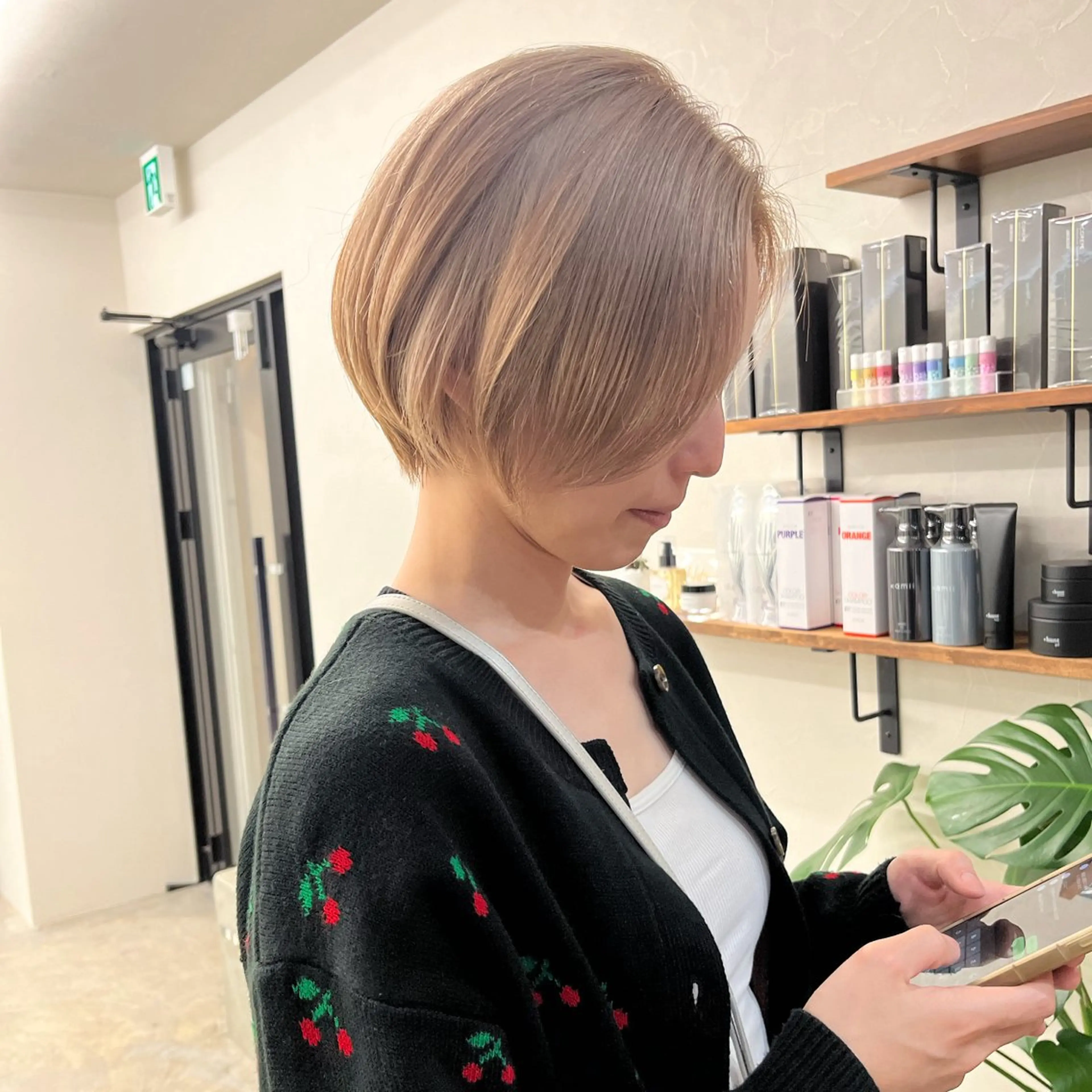 ショート カラー ショートボブ ベージュカラー ブリーチ ミルクティーベージュ ブリーチなしカラー カット ヘアカラー トリートメント 初めてのショート お任せください✂️のヘアスタイル