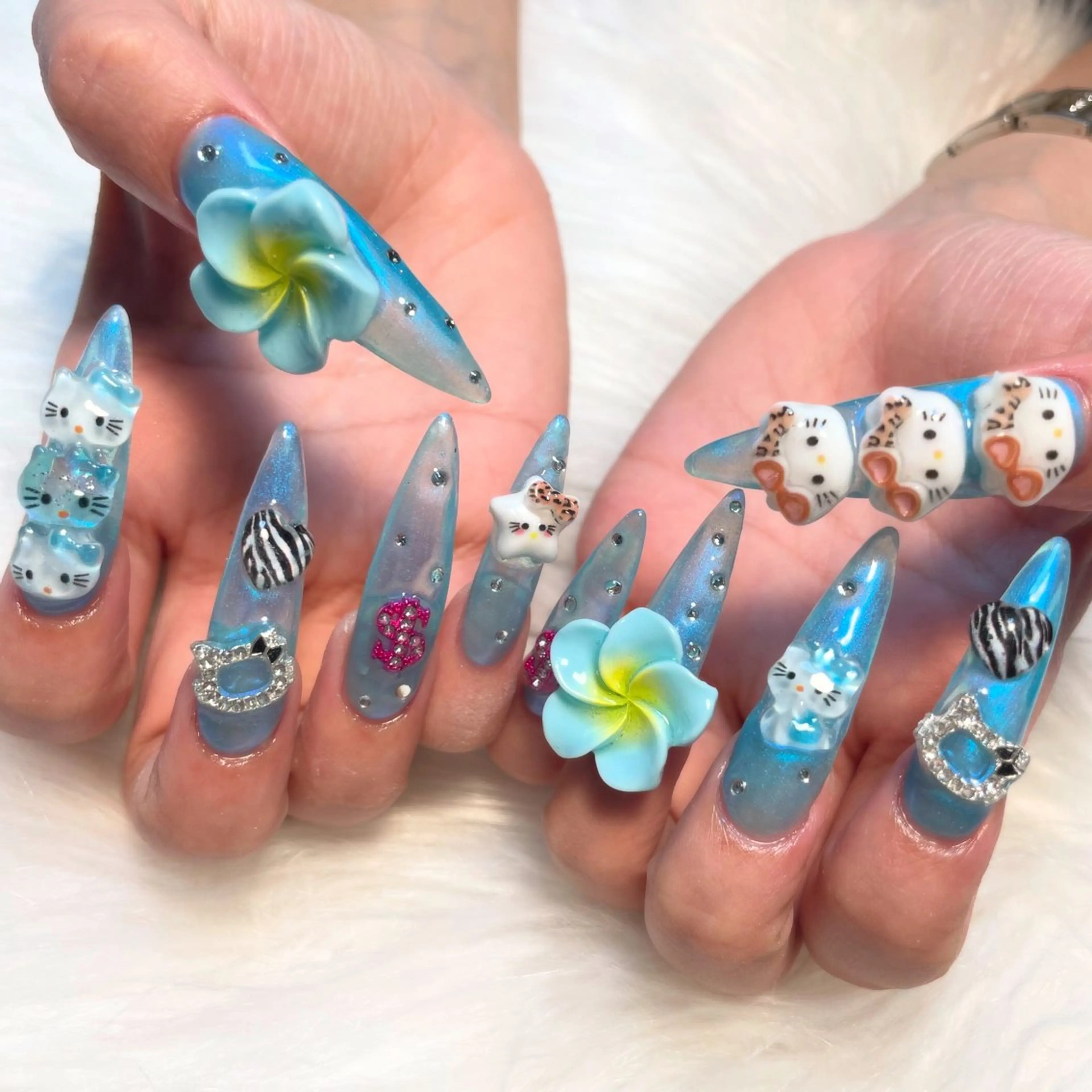 ネイル ハンドネイル ゴテゴテ💙ワンホン リオナのネイルデザイン