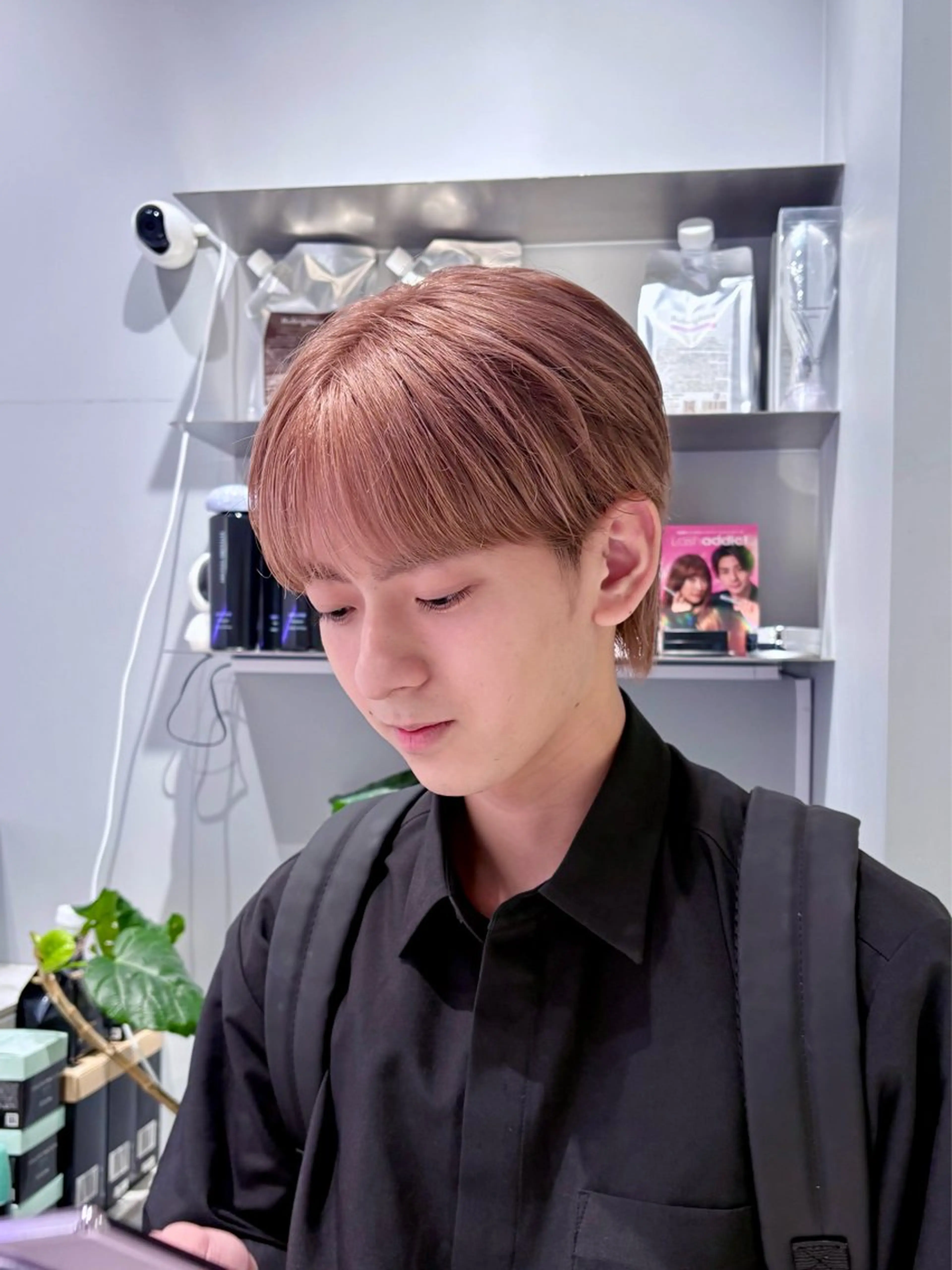 ショート カラー メンズ メンズブリーチ ベージュカラー ブリーチ ミルクティーベージュ 菜々🫧新宿 透明感ケアブリーチのヘアスタイル