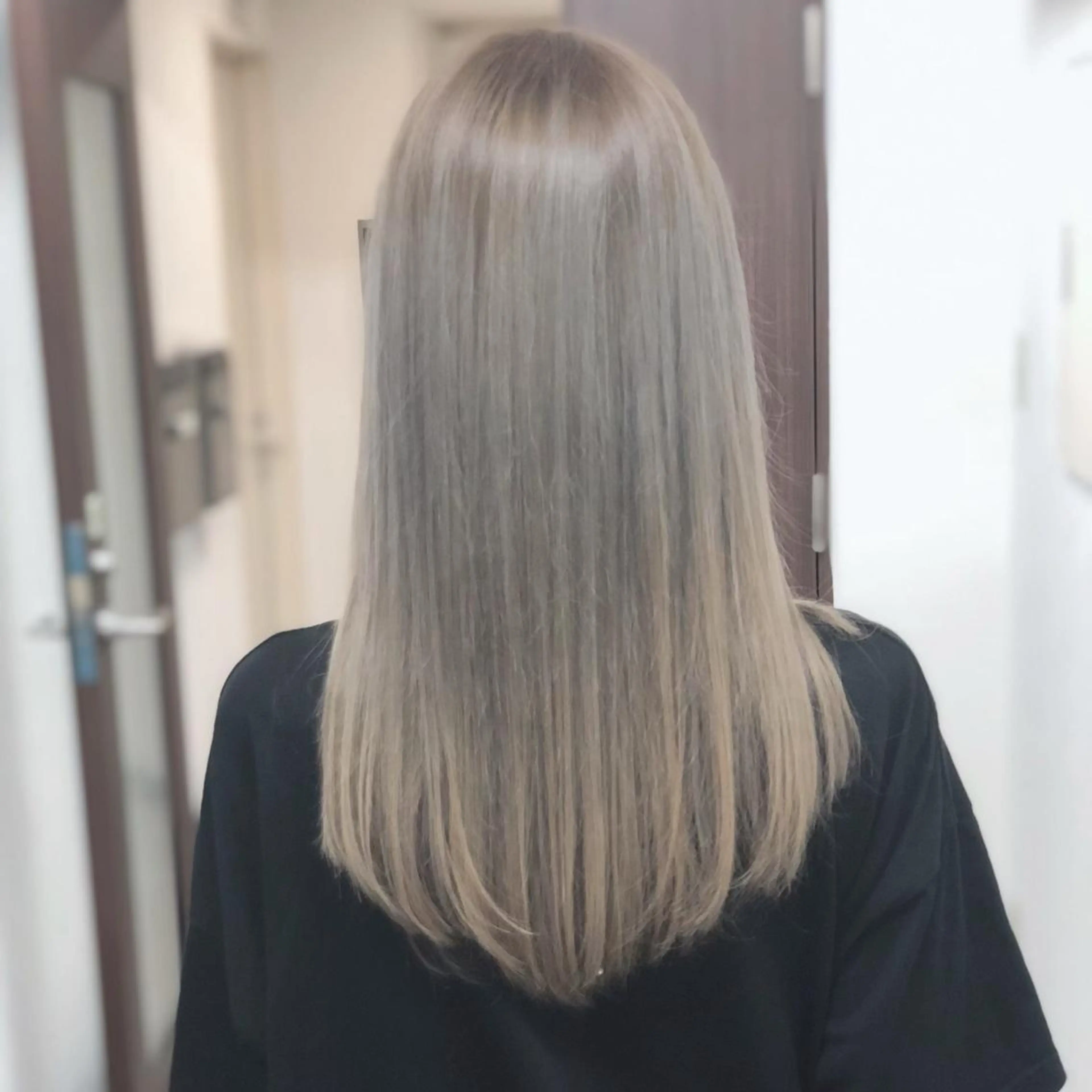 ロング カラー グレージュ ヤナ マネージャーのヘアスタイル