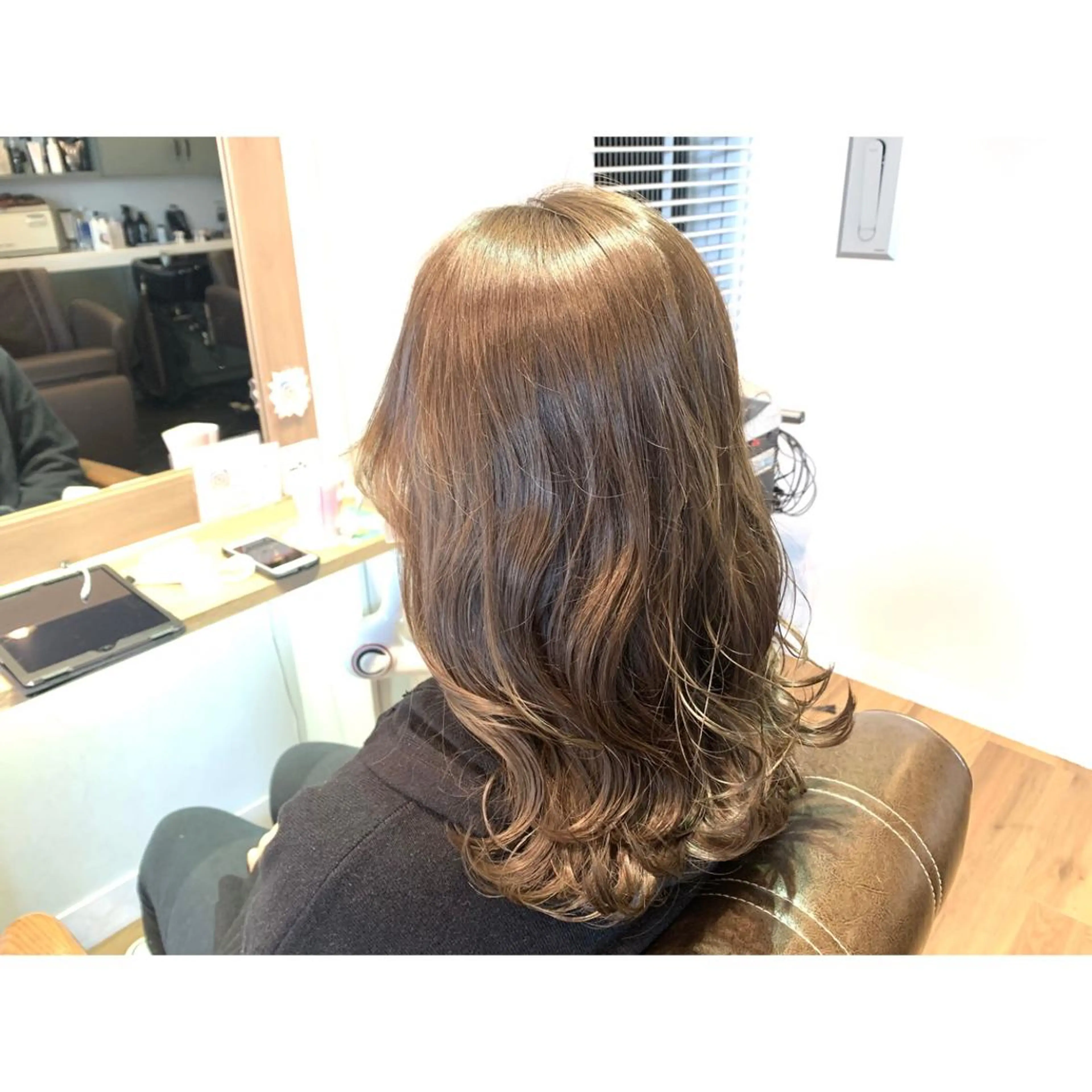 セミロング カラー ベージュカラー ブリーチ ダブルカラー ブリーチなしカラー ヘアカラー トリートメント ツキダテ ユイのヘアスタイル