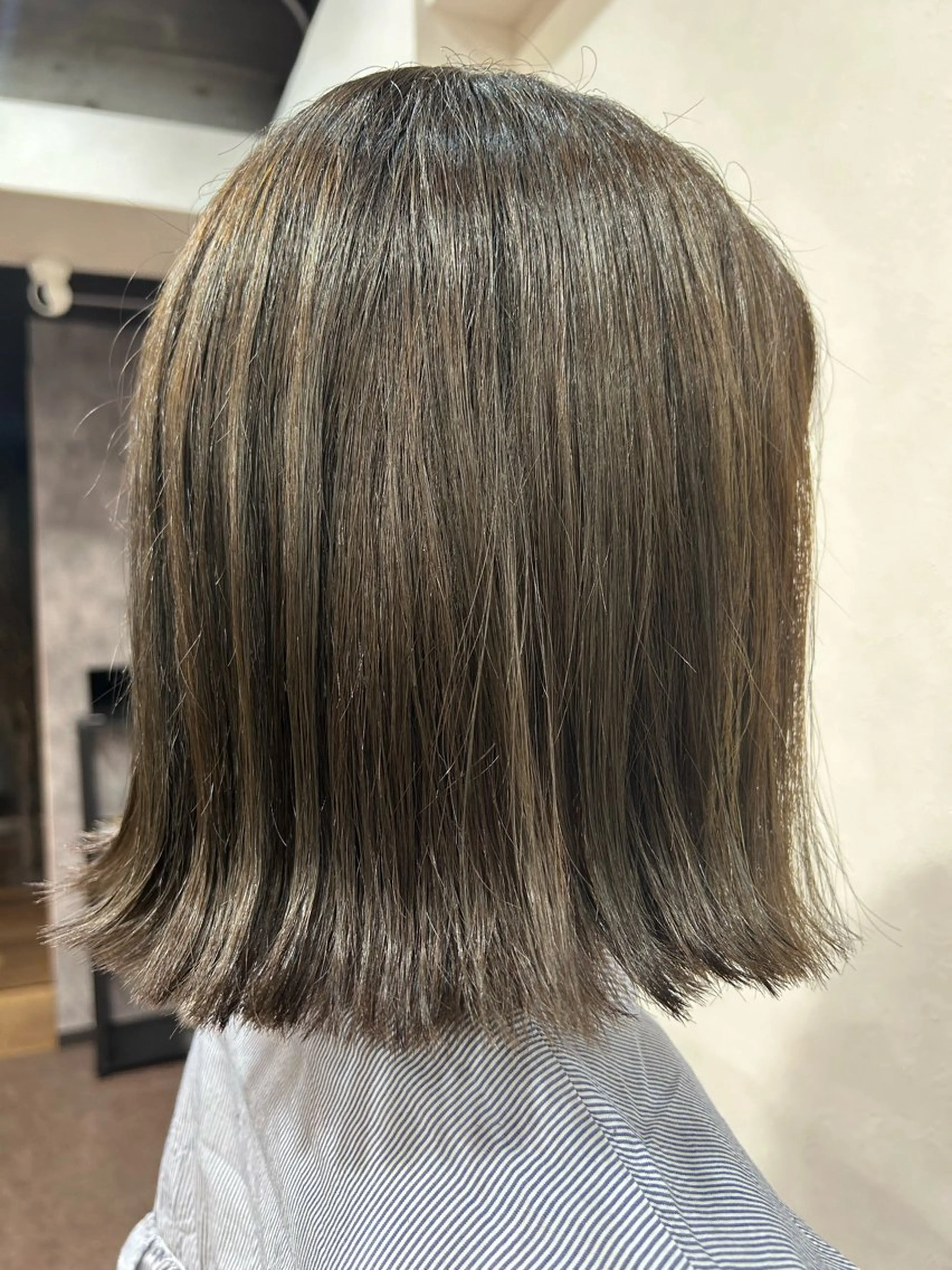 ミディアム カラー 外ハネヘア 三浦 栞のヘアスタイル