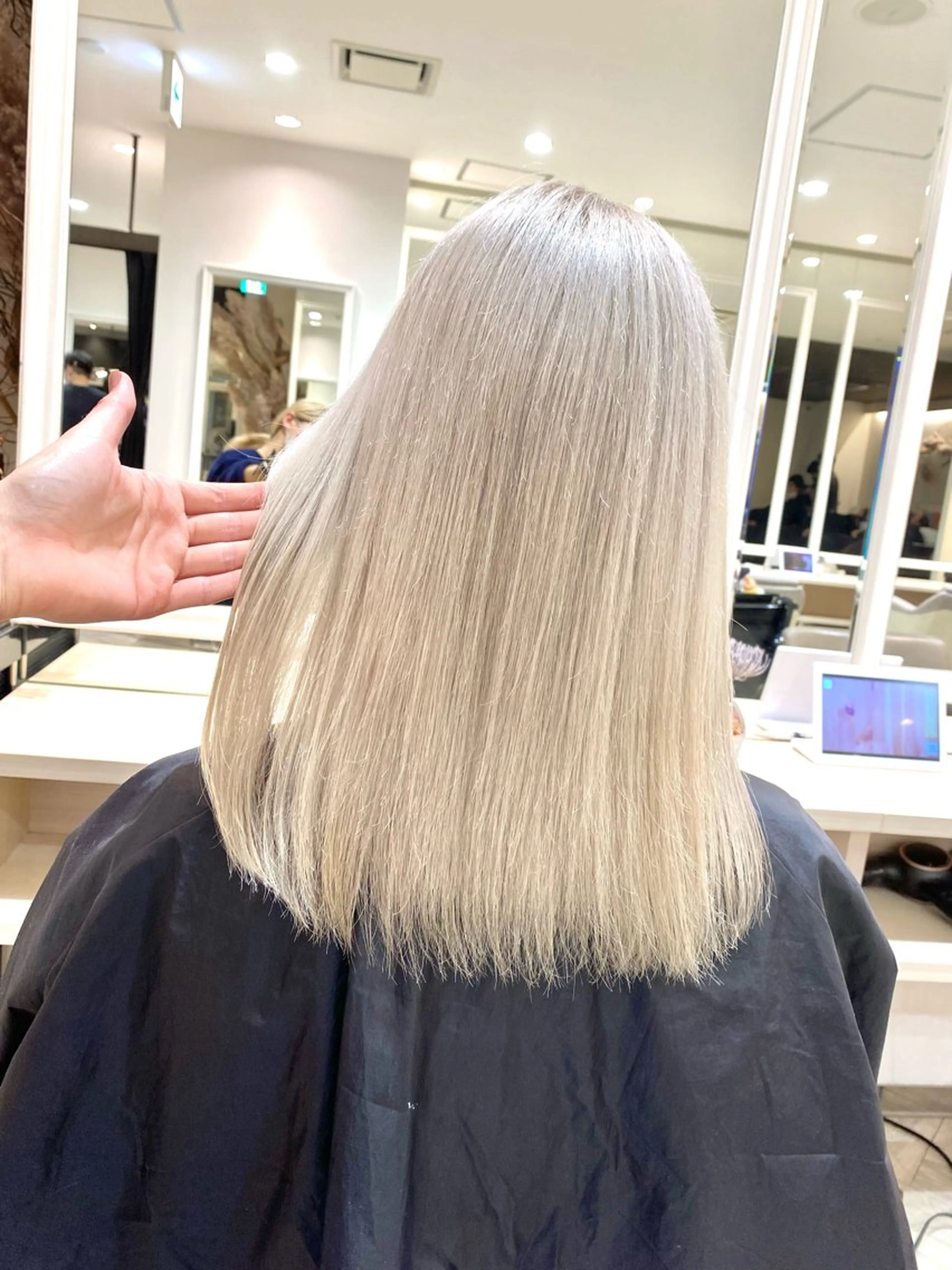 セミロング カラー ブリーチ 新横浜CLOVER 本店🍀 鈴木 陽太のヘアスタイル