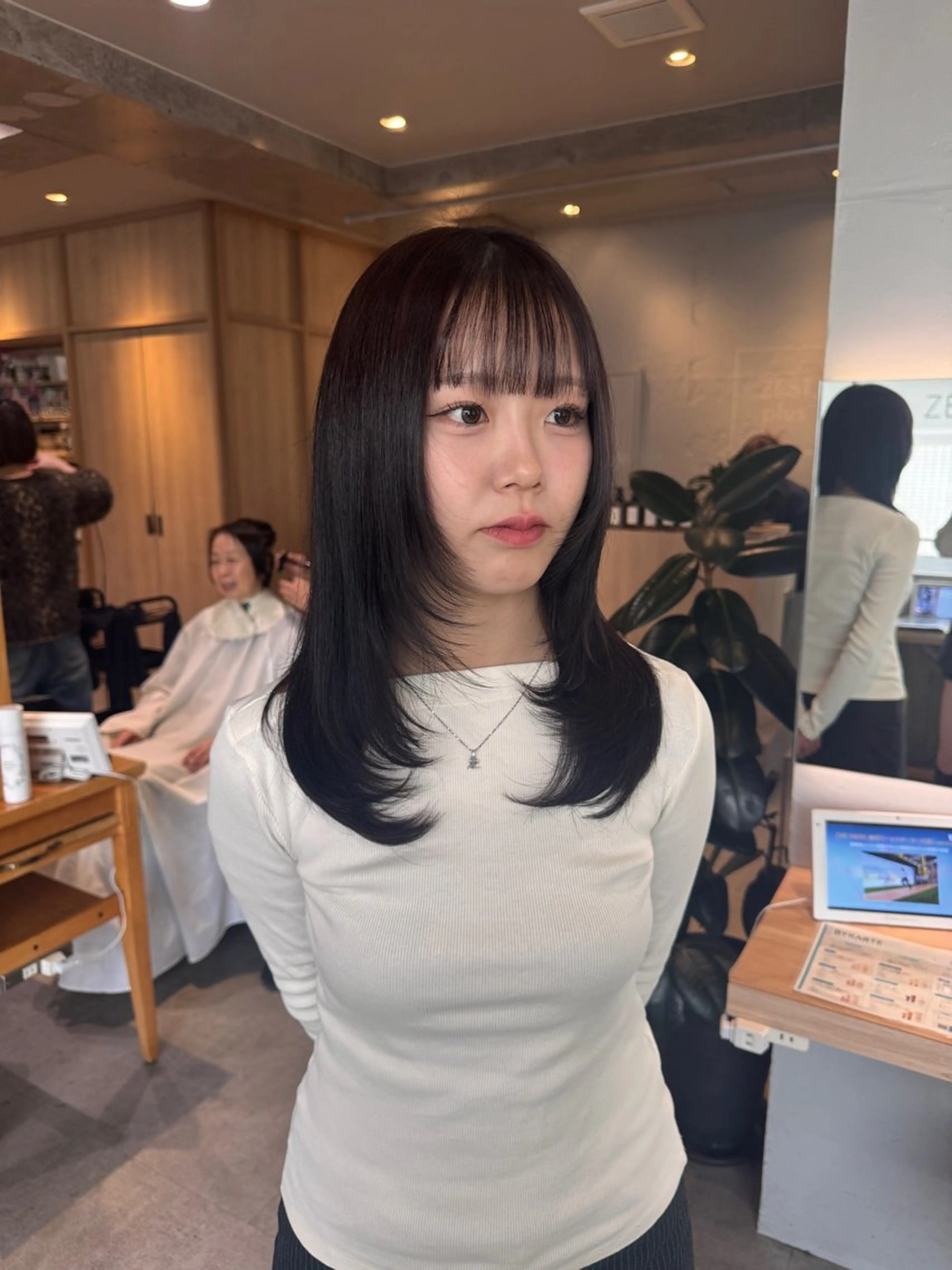 セミロング カラー ラベンダーカラー オリーブカラー カット ヘアカラー 韓国スタイル /一那のヘアスタイル