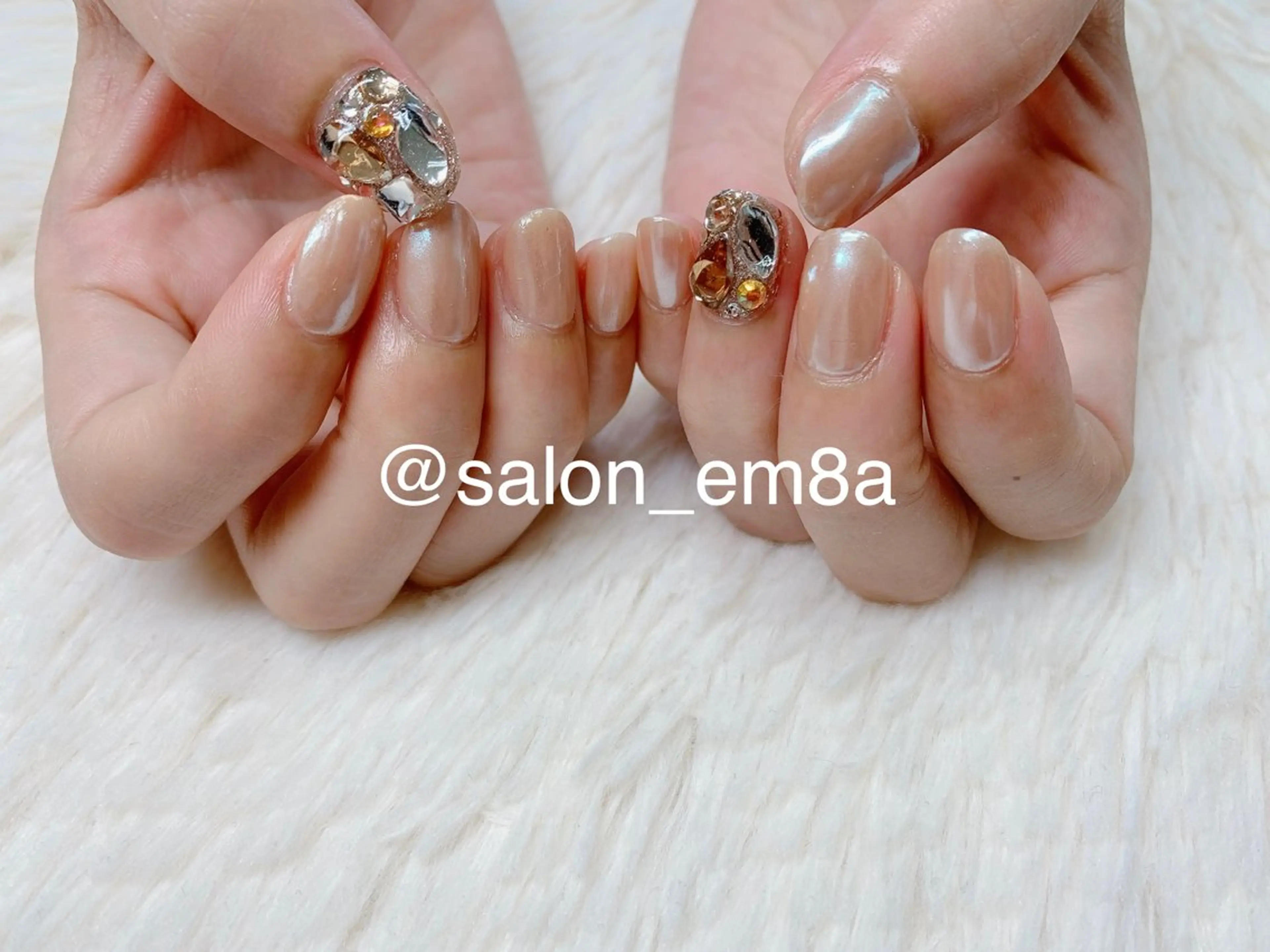 ネイル ジェルネイル ミラーネイル 持ち込み ホワイト salon EM&A emiのネイルデザイン