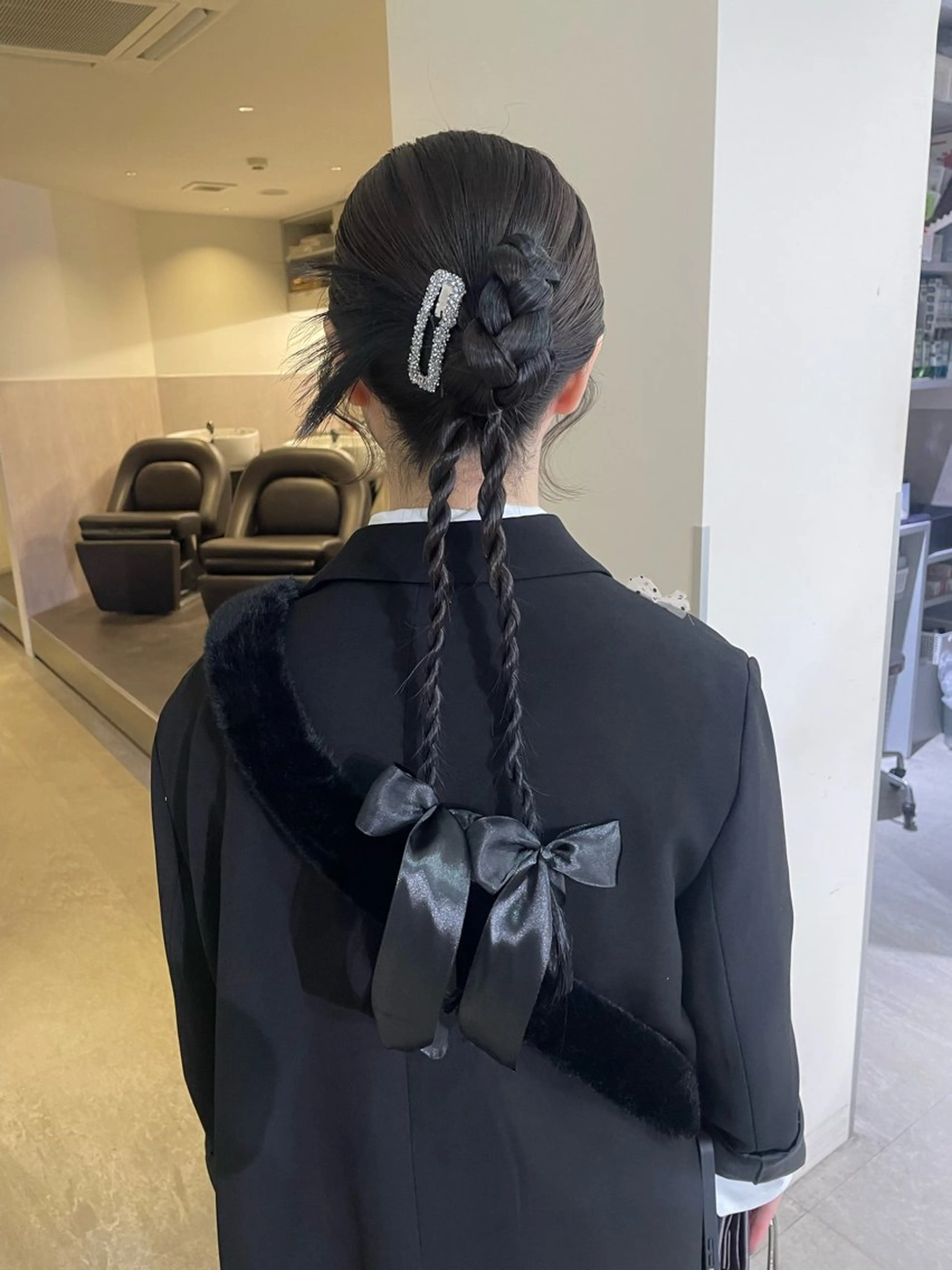 ロング ヘアセット MIU/ルーツカラー 顔まわりレイヤーのヘアスタイル