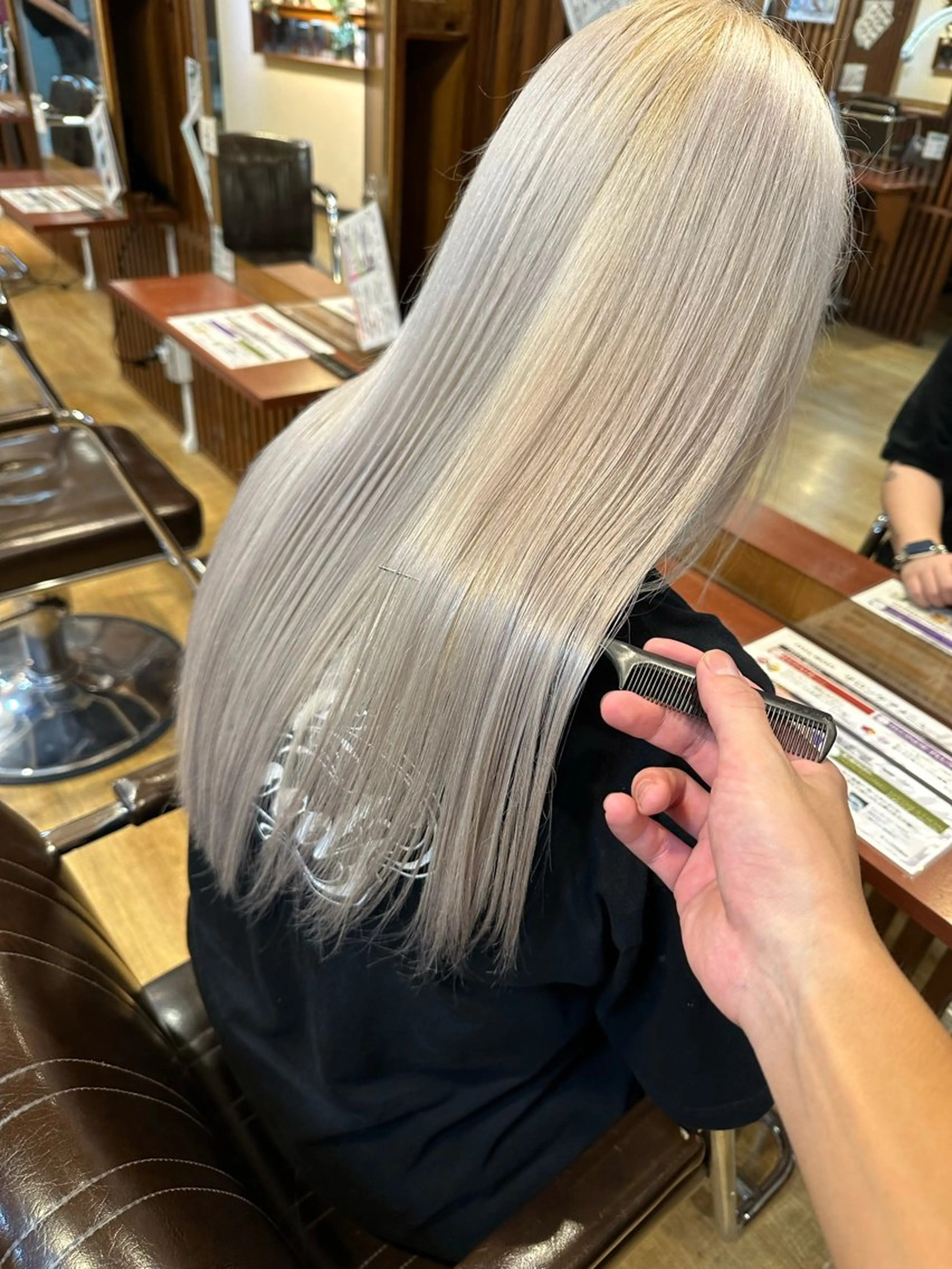 ロング 🌈8月末までシャ イン輝きハイトーン✨のヘアスタイル