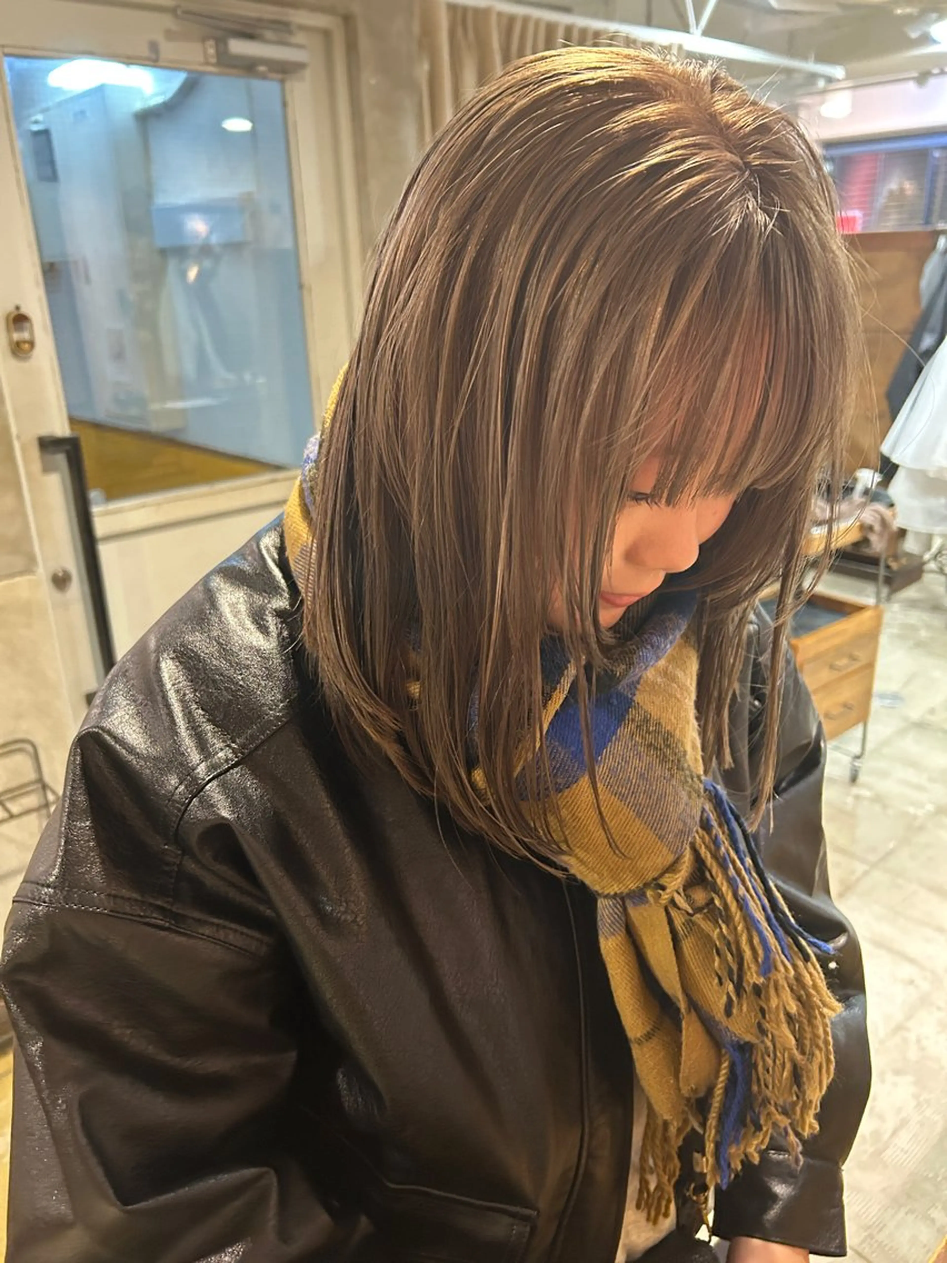 セミロング カラー ブリーチ カット ヘアカラー トリートメント さの あやねのヘアスタイル