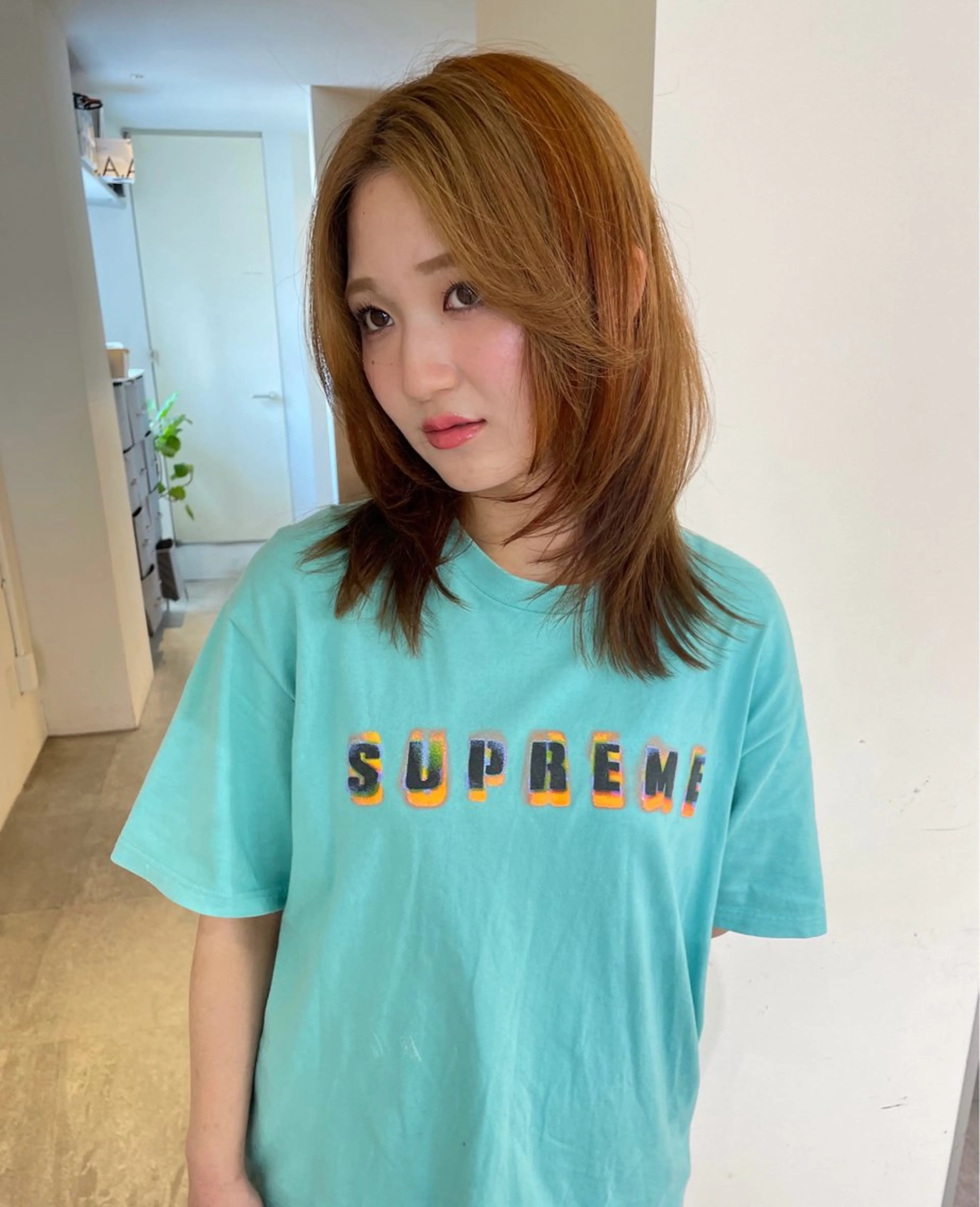 ミディアム カラー ミディアムレイヤー ブリーチ ケアブリーチ デザインカラー ダブルカラー カット ヘアカラー トリートメント MIU/ルーツカラー 顔まわりレイヤーのヘアスタイル