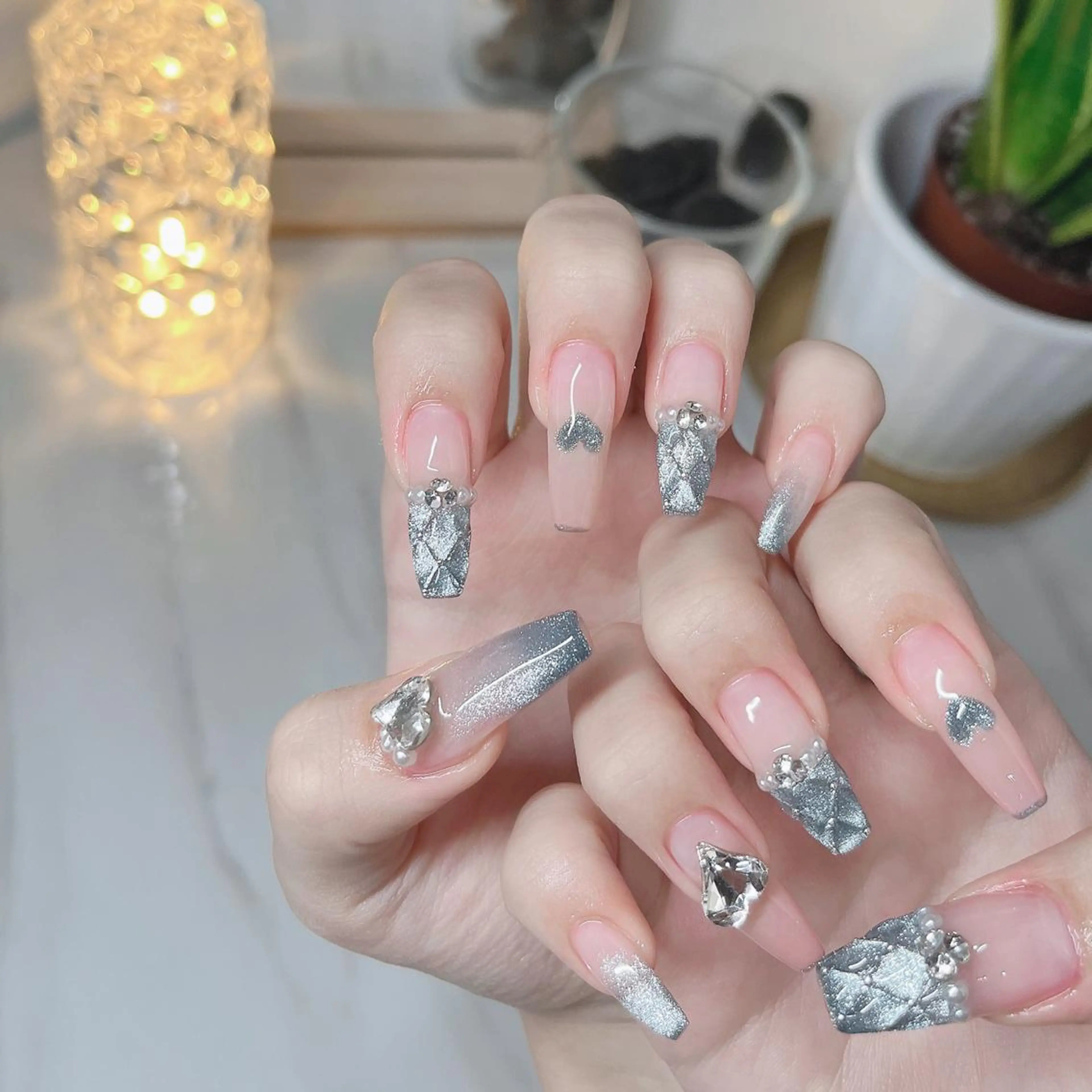 ネイル フットネイル フレンチネイル ジェルネイル ラメ(グリッター) ラメグラデーション ハンドネイル NEO Beauty Salon所属・𝐍𝐄𝐎 𝐉𝐔𝐑𝐈のネイルデザイン