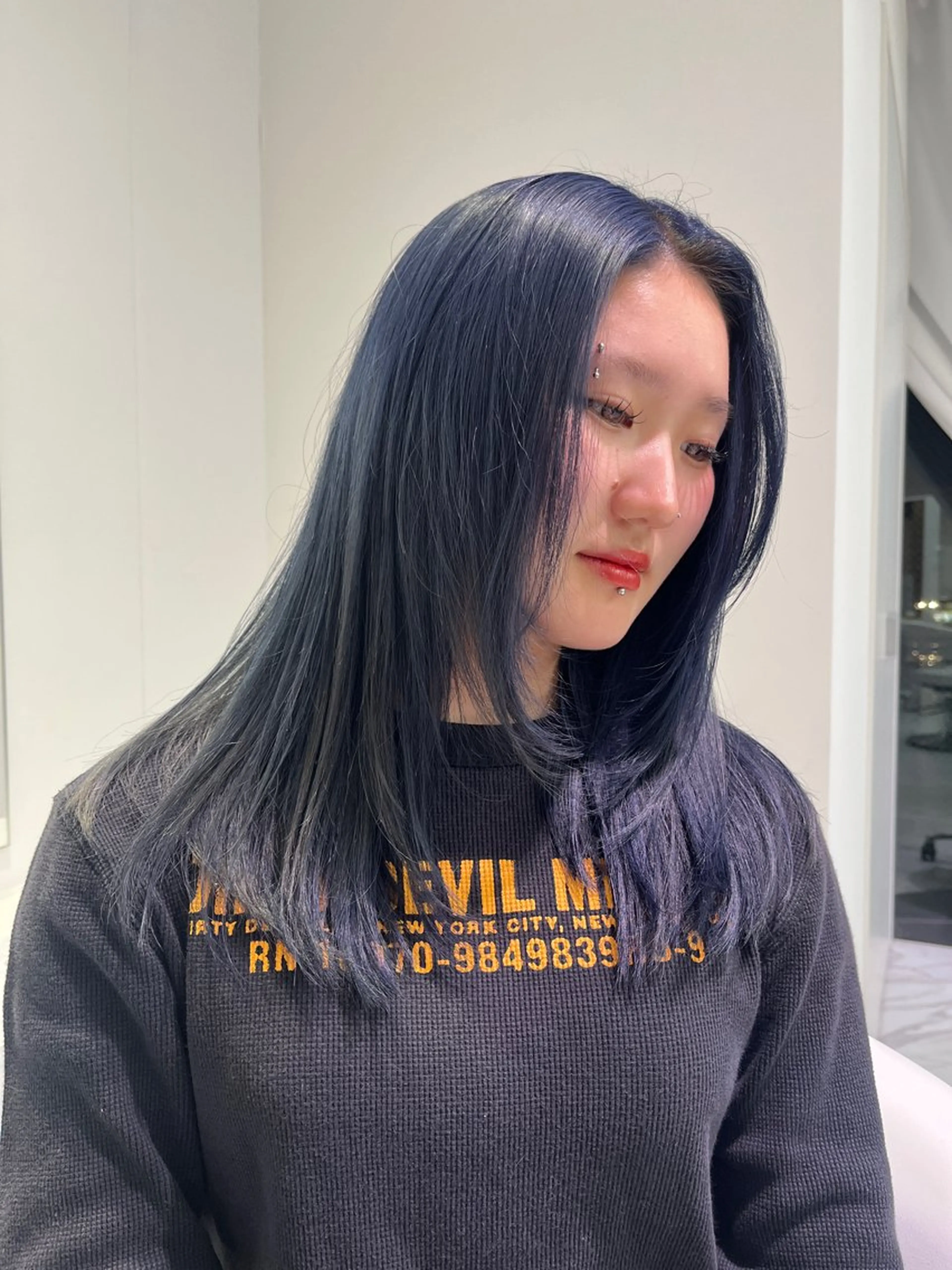 ミディアム カラー 透明感カラー ネイビーカラー ヘアカラー 栄/ミルクティー/ ベージュ/リホナ🧸のヘアスタイル