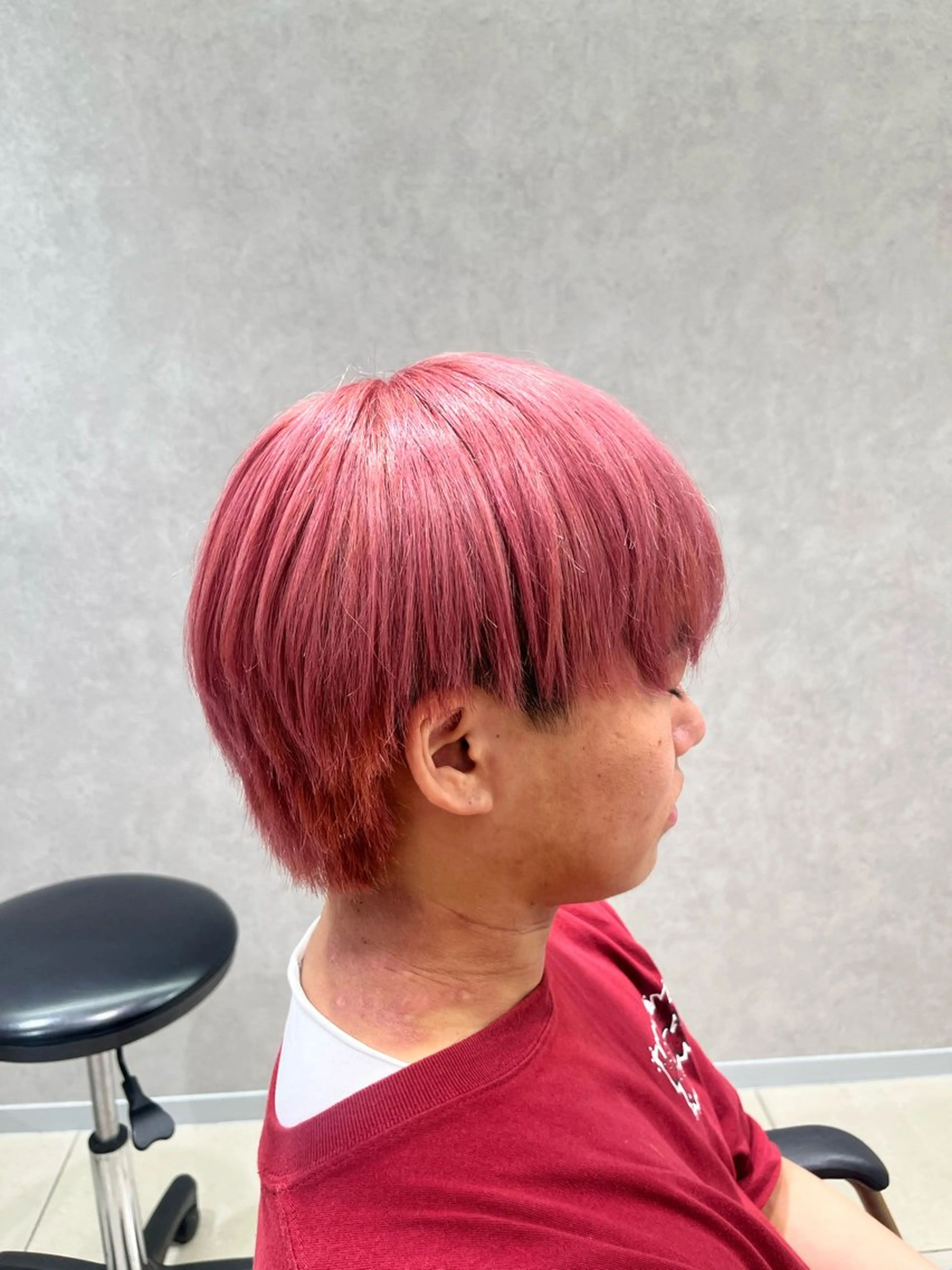 カラー メンズ メンズブリーチ センターパート 学生（メンズ向け） メンズウルフカット ブリーチ カット ヘアカラー 巖本 真希のヘアスタイル