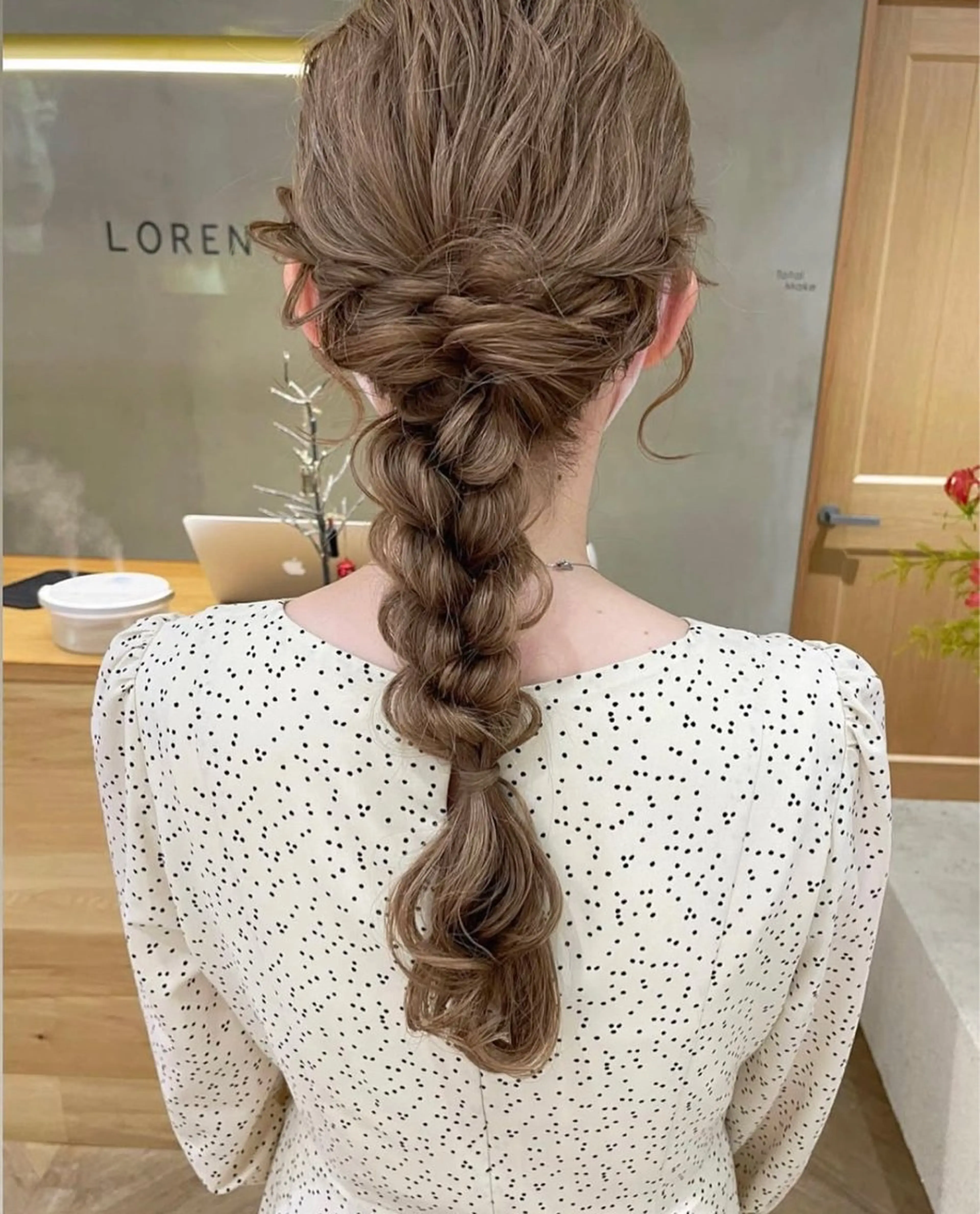 ヘアアレンジ ヘアセット 高発色ブリーチ/ ハイレイヤー🪽aiのヘアスタイル