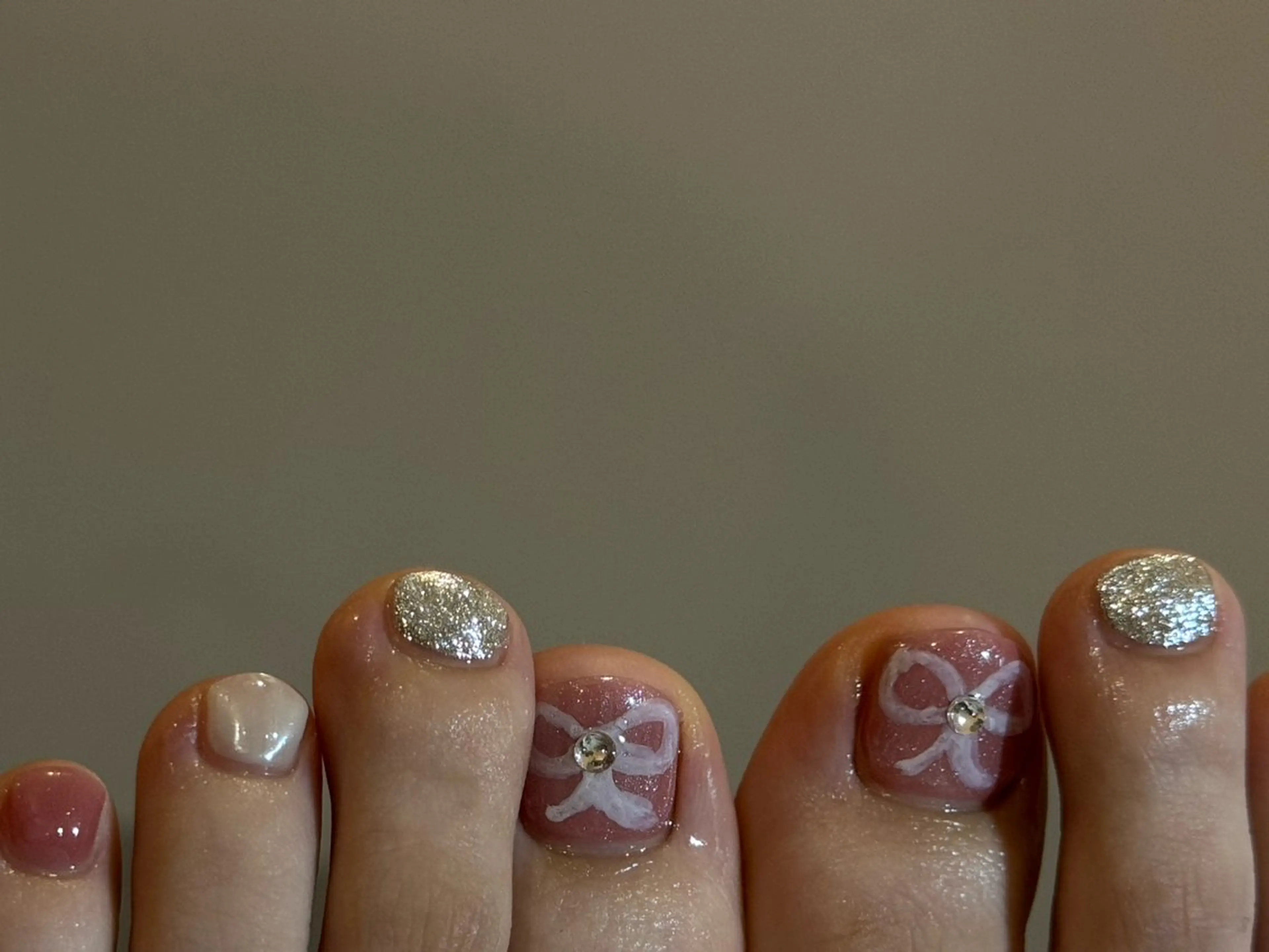 ネイル フットネイル キラキラネイル リボン 夏ネイル calla NAIL南森町店所属・calla/南森町/ パラジェルのネイルデザイン