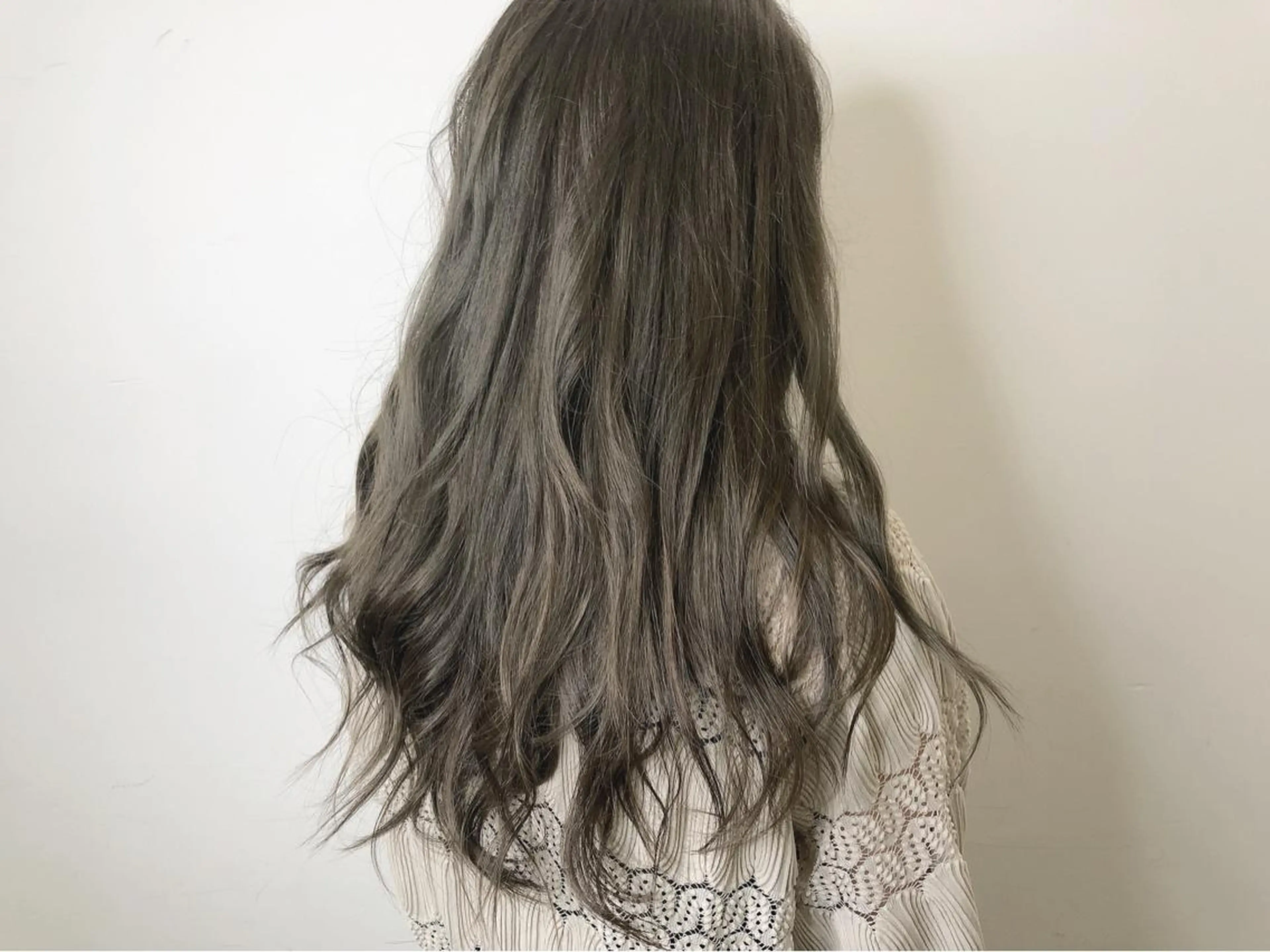 セミロング カラー グレージュ ハイライトカラー カーキグレージュ ハイライト メンズ レイヤー ウルフ 弓木啓輔のヘアスタイル