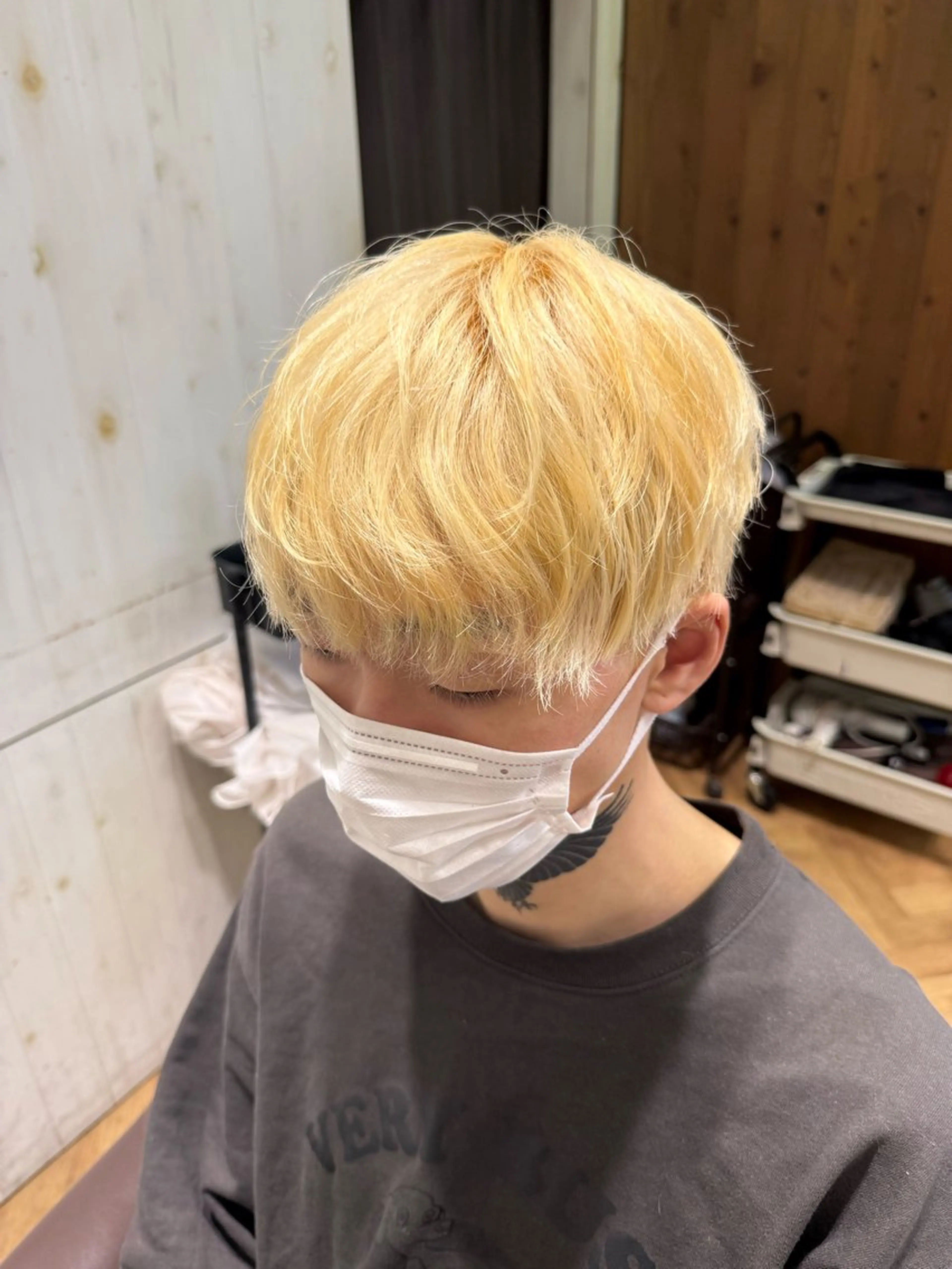 ショート メンズ メンズハイトーン マッシュ メンズパーマ 溝口 槙里也のヘアスタイル