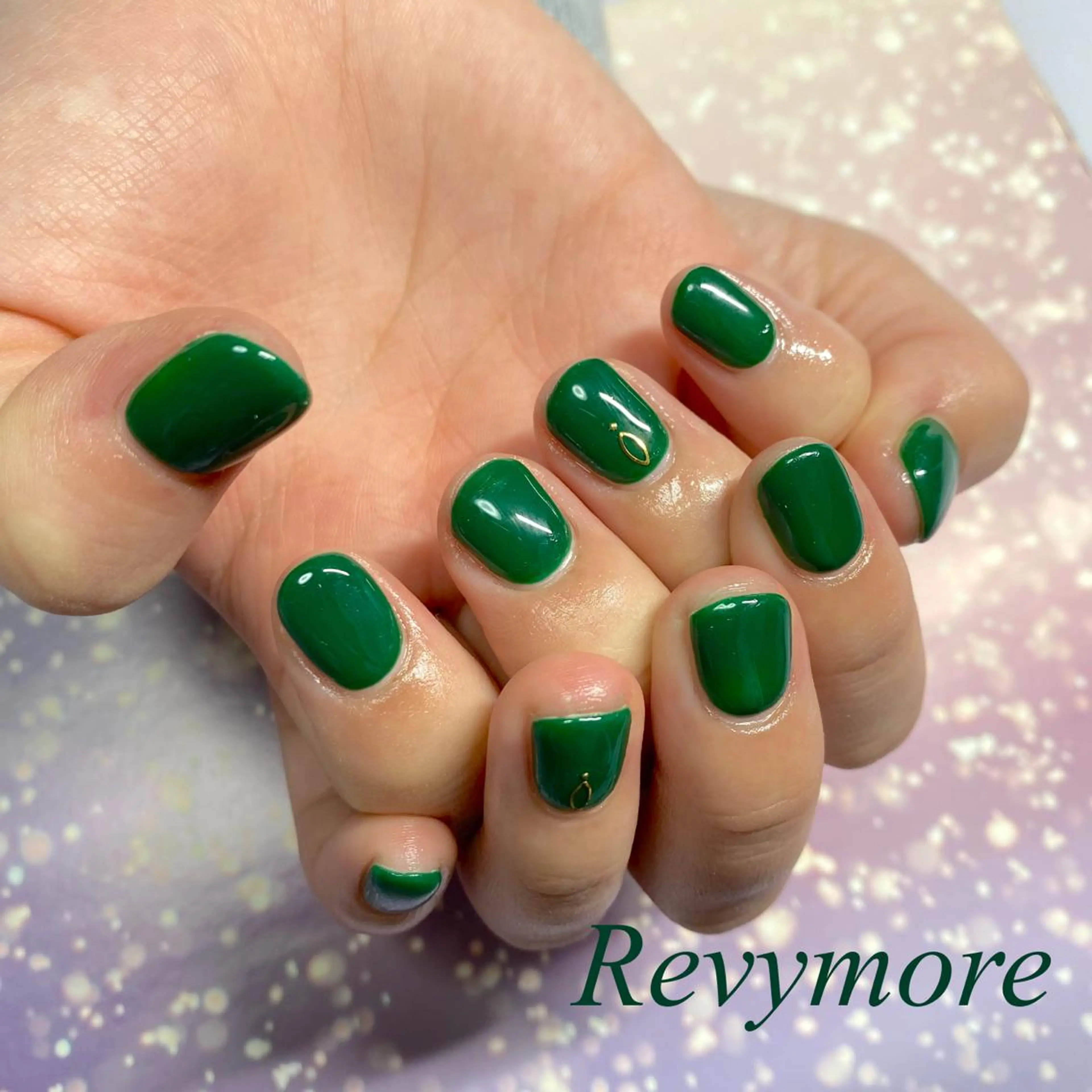 ショート ネイル ジェルネイル ゴールド グリーン ニュアンスネイル オフィスネイル nail salon Revymore所属・nail salon Revymoreのネイルデザイン