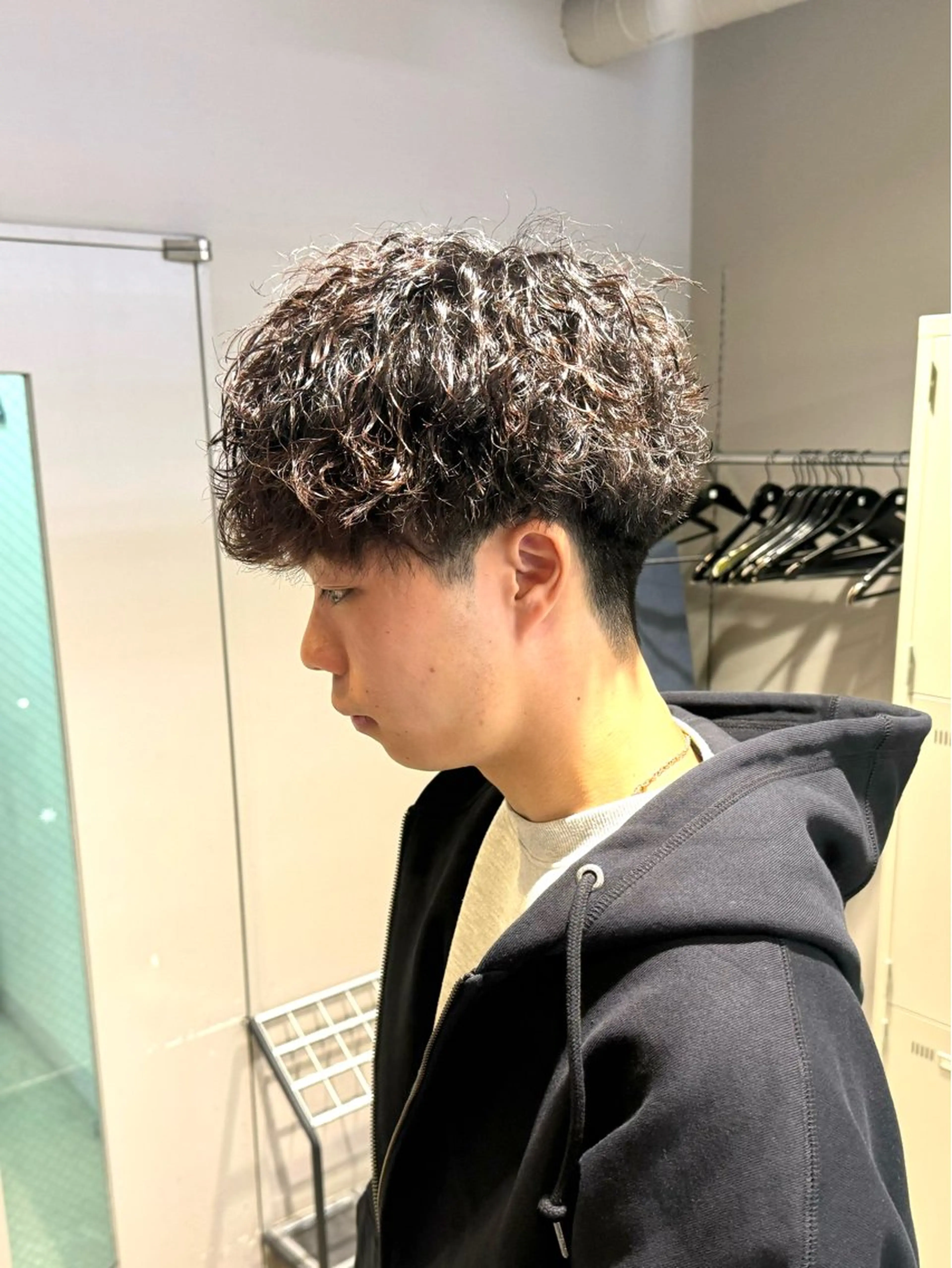 ミディアム パーマ ヘアアレンジ メンズ ミディアムパーマ メンズパーマ 波巻きパーマ カット パーマ トリートメント ヘッドスパ ヘアセット 顔まわりカット の達人のヘアスタイル
