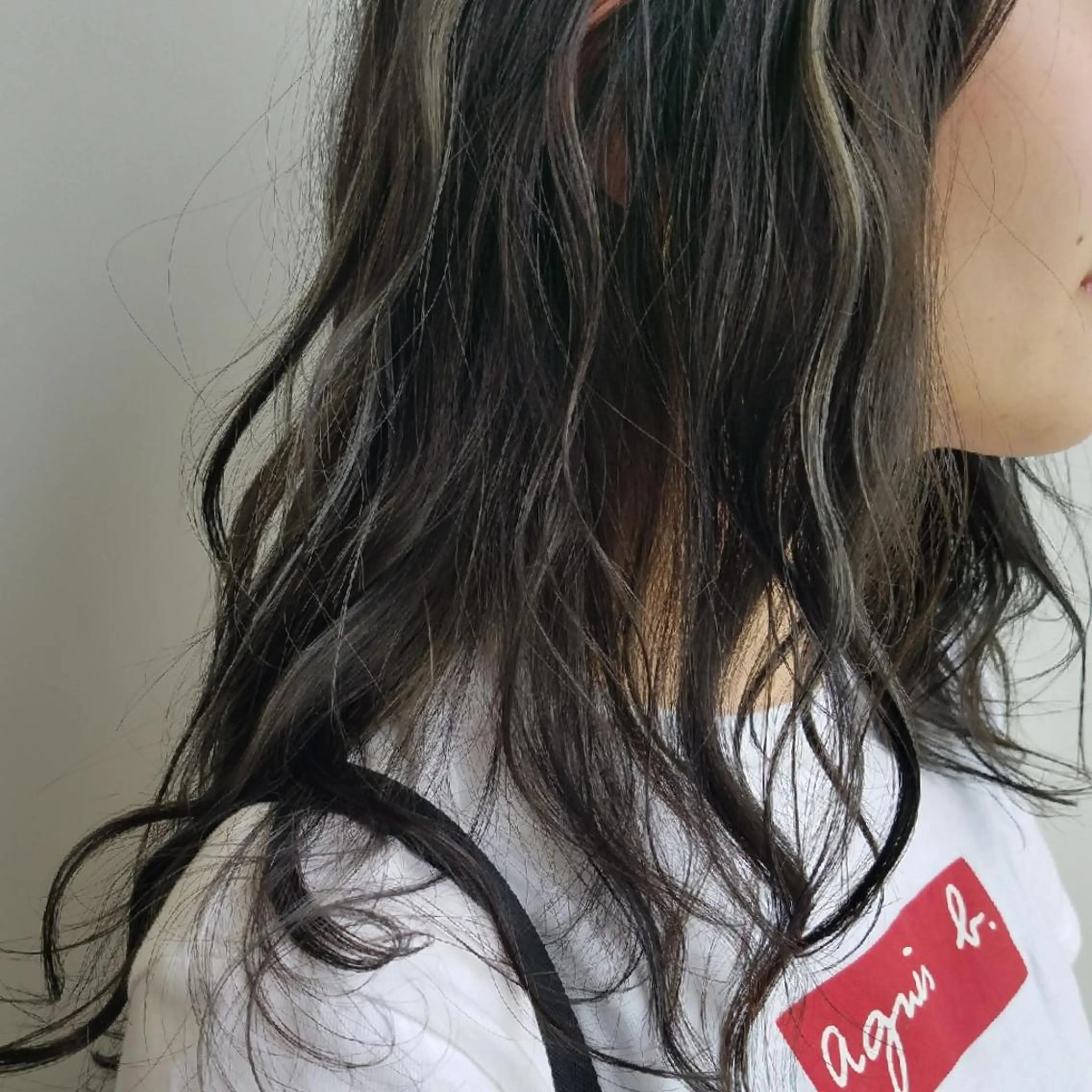 ミディアム パーマ カラー アッシュ アッシュグレー ハイライトカラー ハイライト iplus まつげ、眉毛、耳つぼのマツエク・マツパデザイン