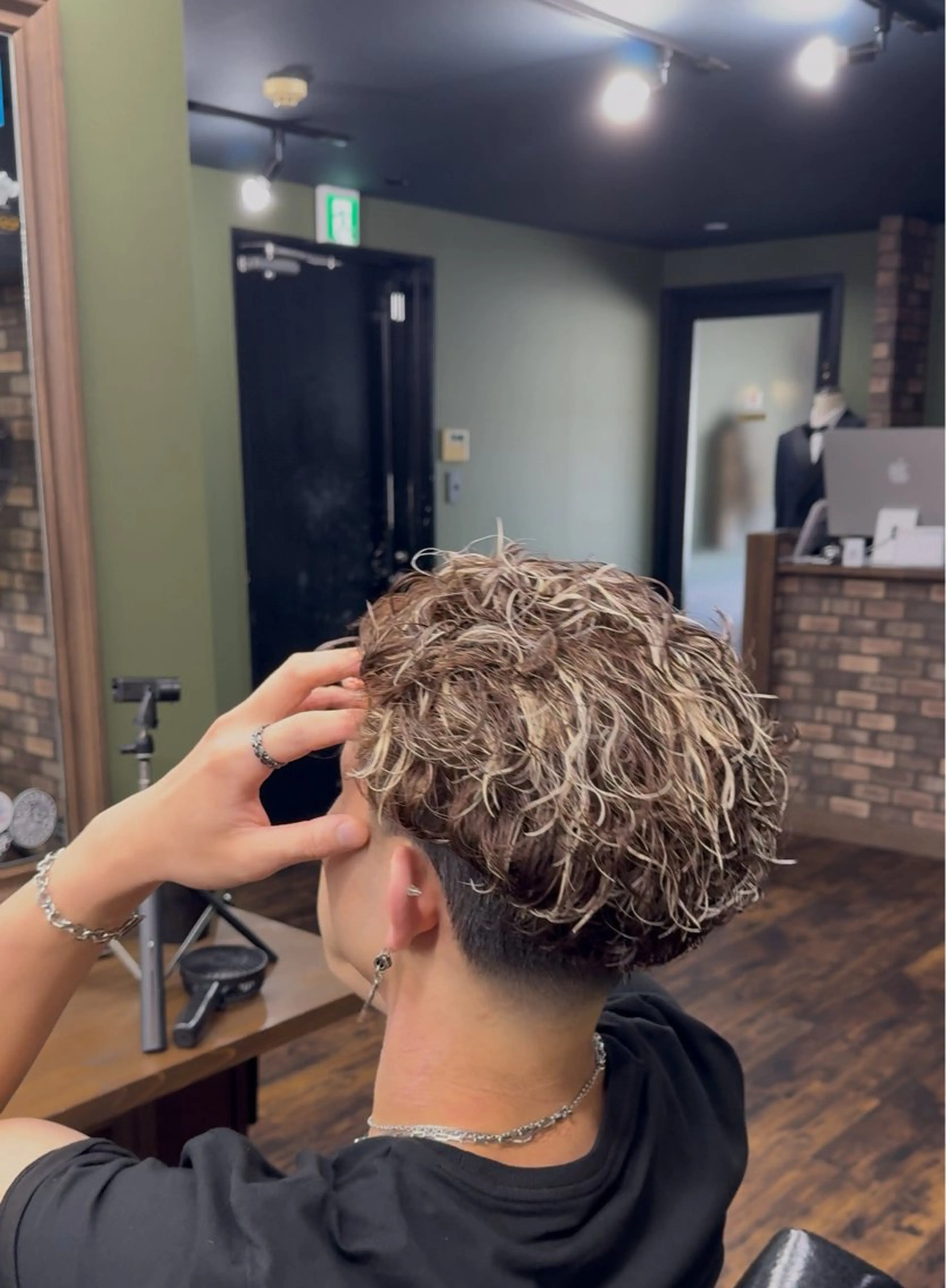 ミディアム パーマ Maison 心斎橋店所属・メンズ特化パーマ/ ハイトーンブリーチのヘアスタイル