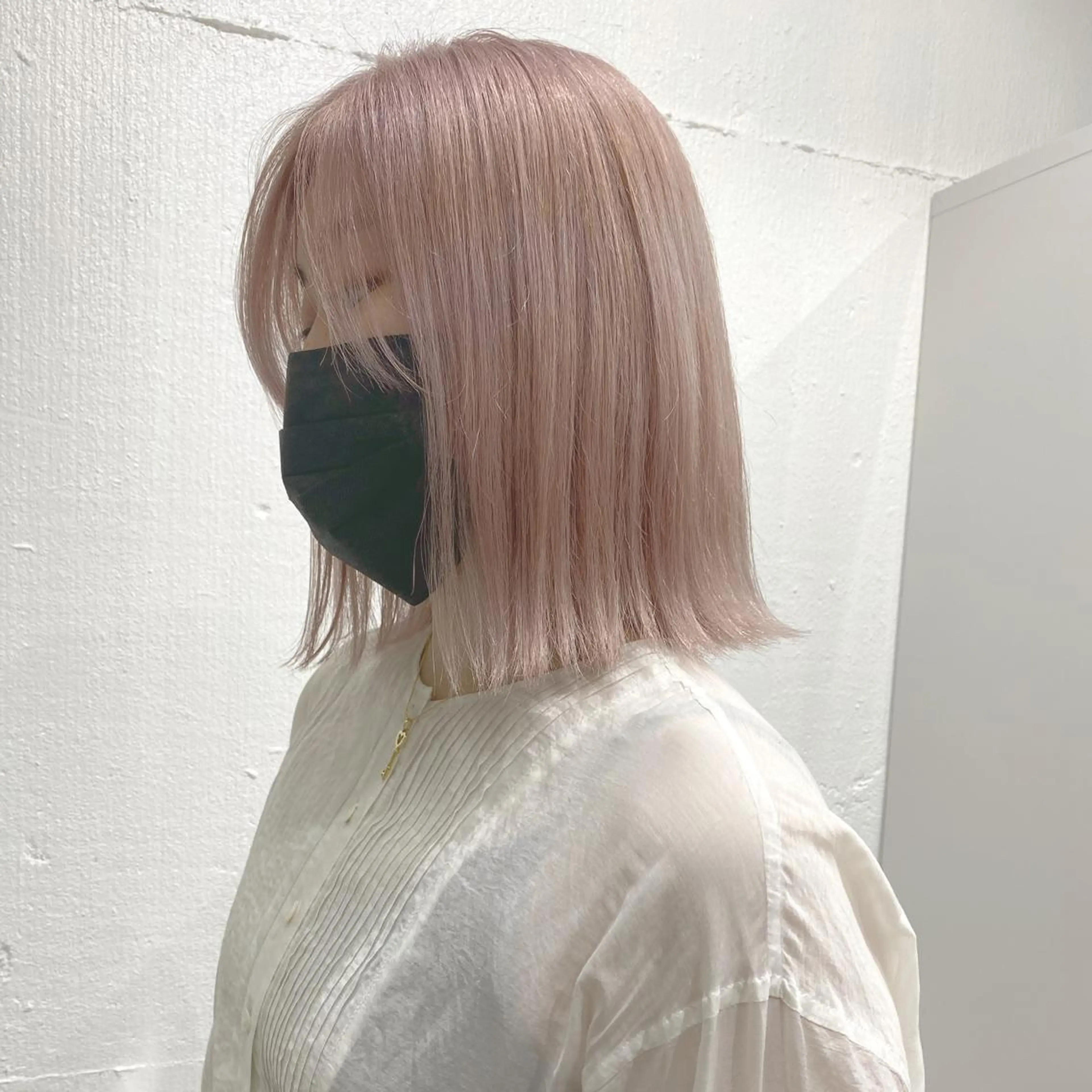 ミディアム カラー ヘアアレンジ 切りっぱなしボブ ミディアムパーマ アッシュ アッシュグレー バレイヤージュ 抜きっぱなしブロンド ササキカズマのヘアスタイル