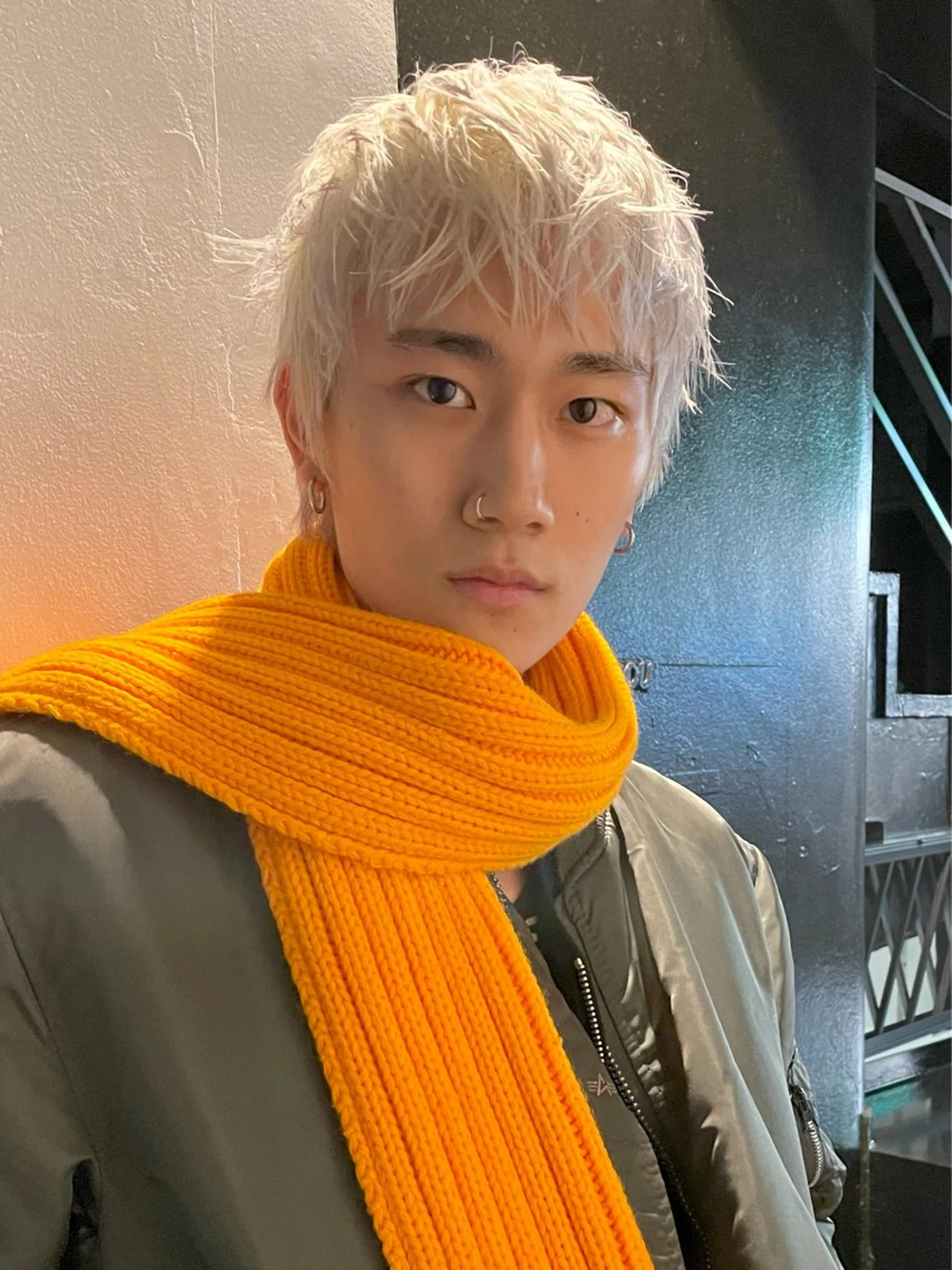 ショート カラー ブリーチ ダブルカラー イヤリングカラー ハイライトカラー ハイトーンカラー ヘアカラー トリートメント スパイラルパーマ 🌐hina⭐️のヘアスタイル