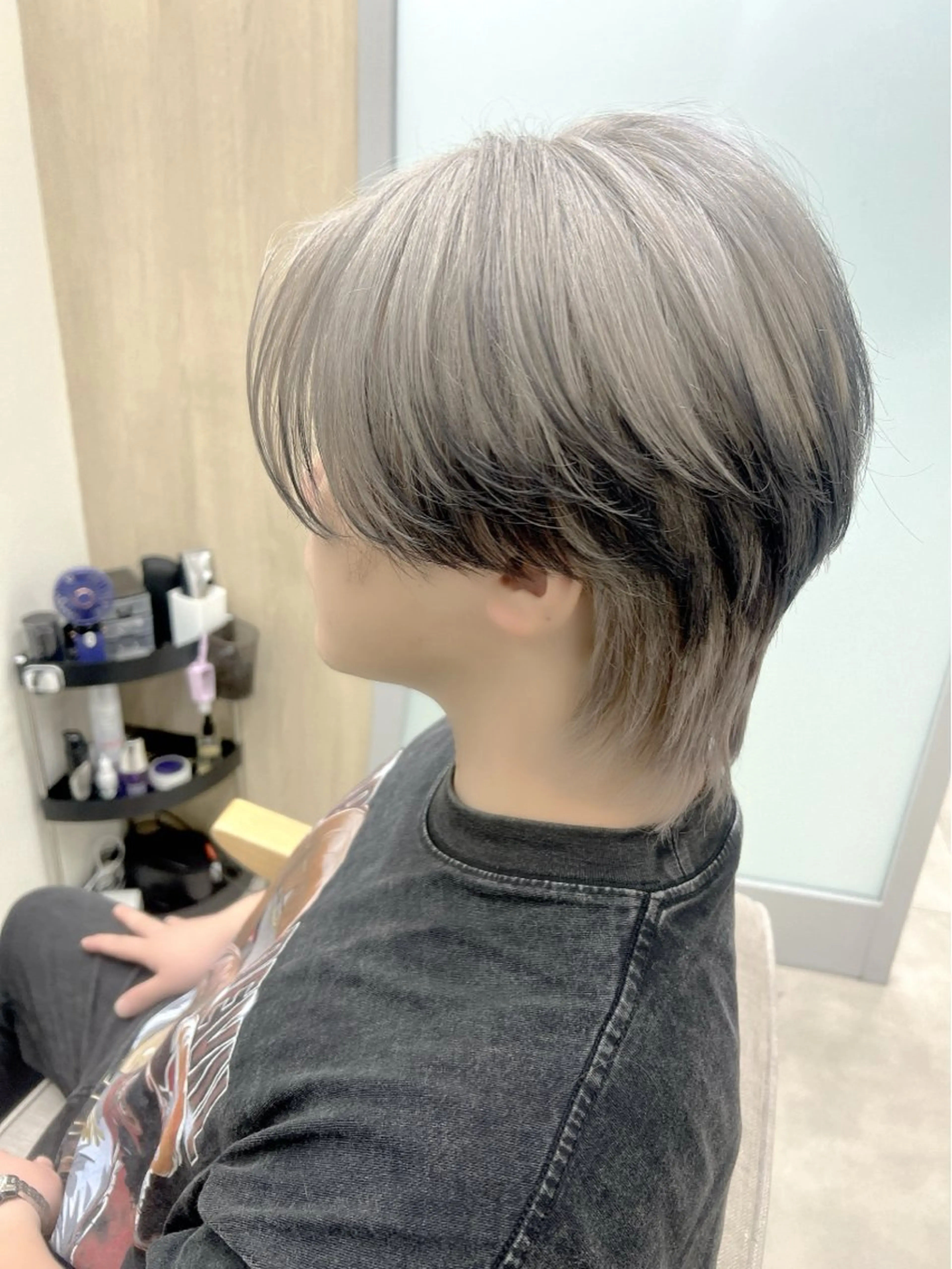 メンズ センターパート メンズウルフカット ウルフカット メンズ レイヤー ウルフ 弓木啓輔のヘアスタイル