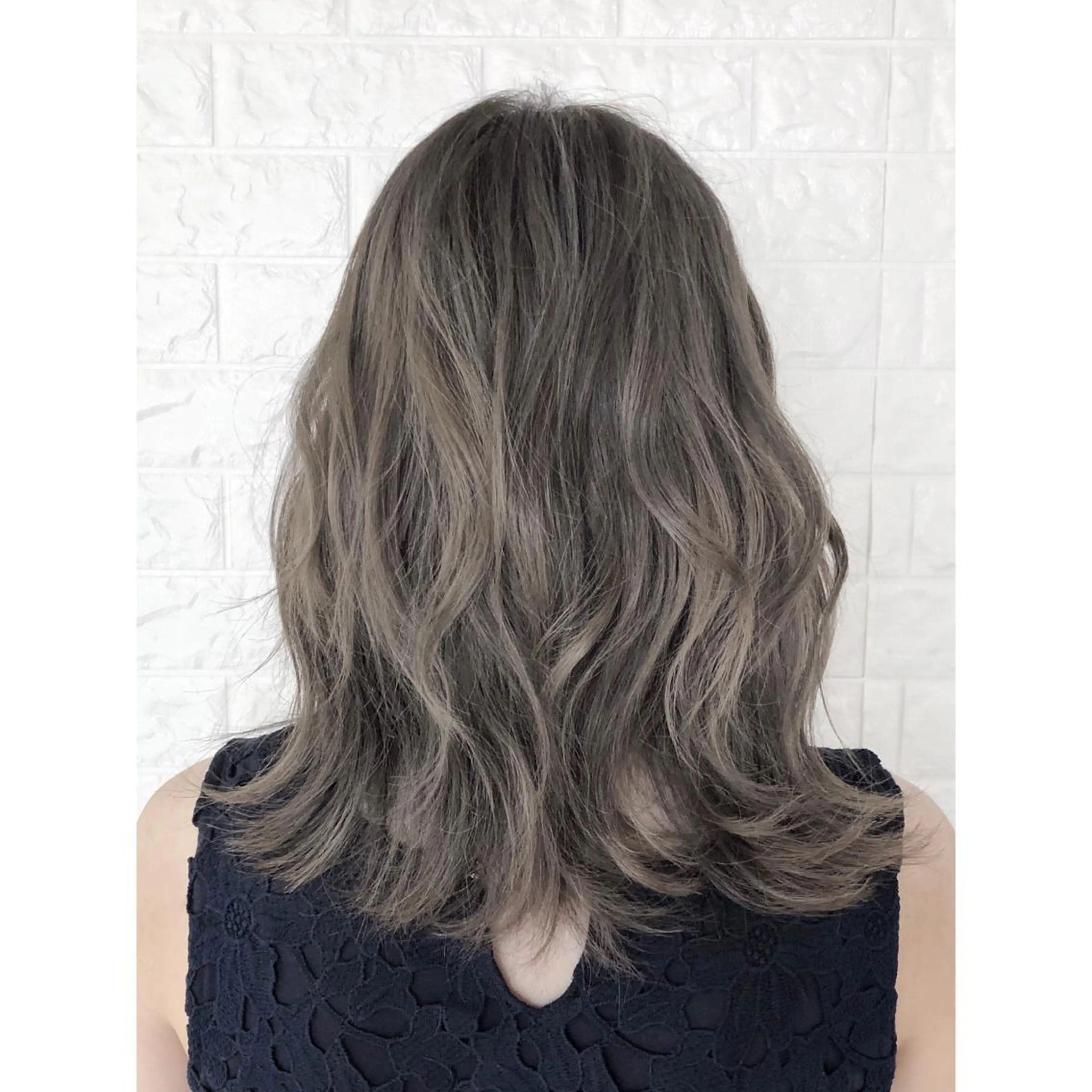 ミディアム カラー グレージュ ハイライトカラー ハイトーンカラー ハイトーングレージュ イルミナカラー カット ヘアカラー パーマ トリートメント ヘッドスパ KIZU 髪質改善 オカルト怪談のヘアスタイル