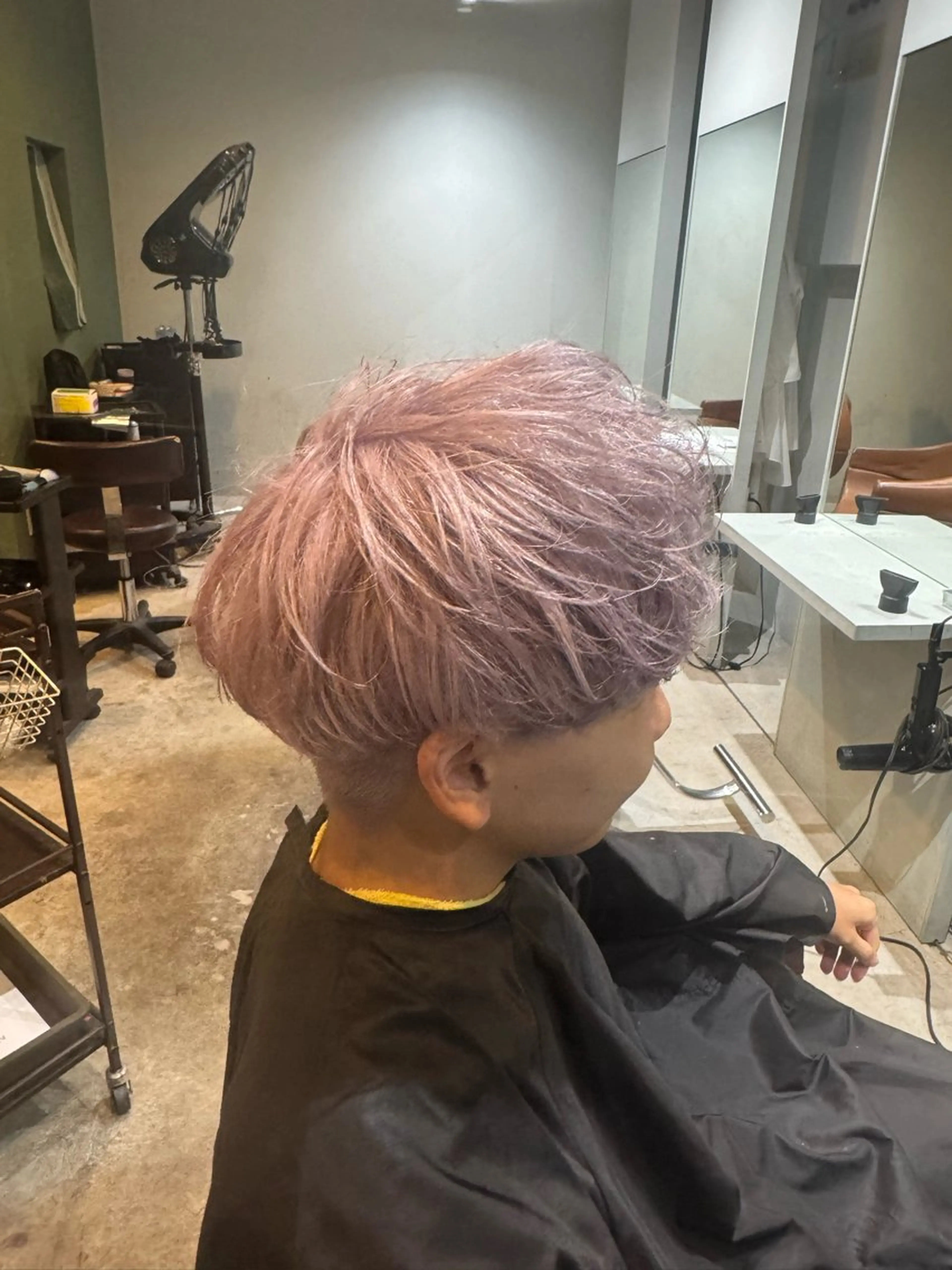 ミディアム カラー メンズ メンズブリーチ マッシュ ブリーチ パープルカラー くせ毛 BREK TROIS所属・BREKTROIS YUITOのヘアスタイル