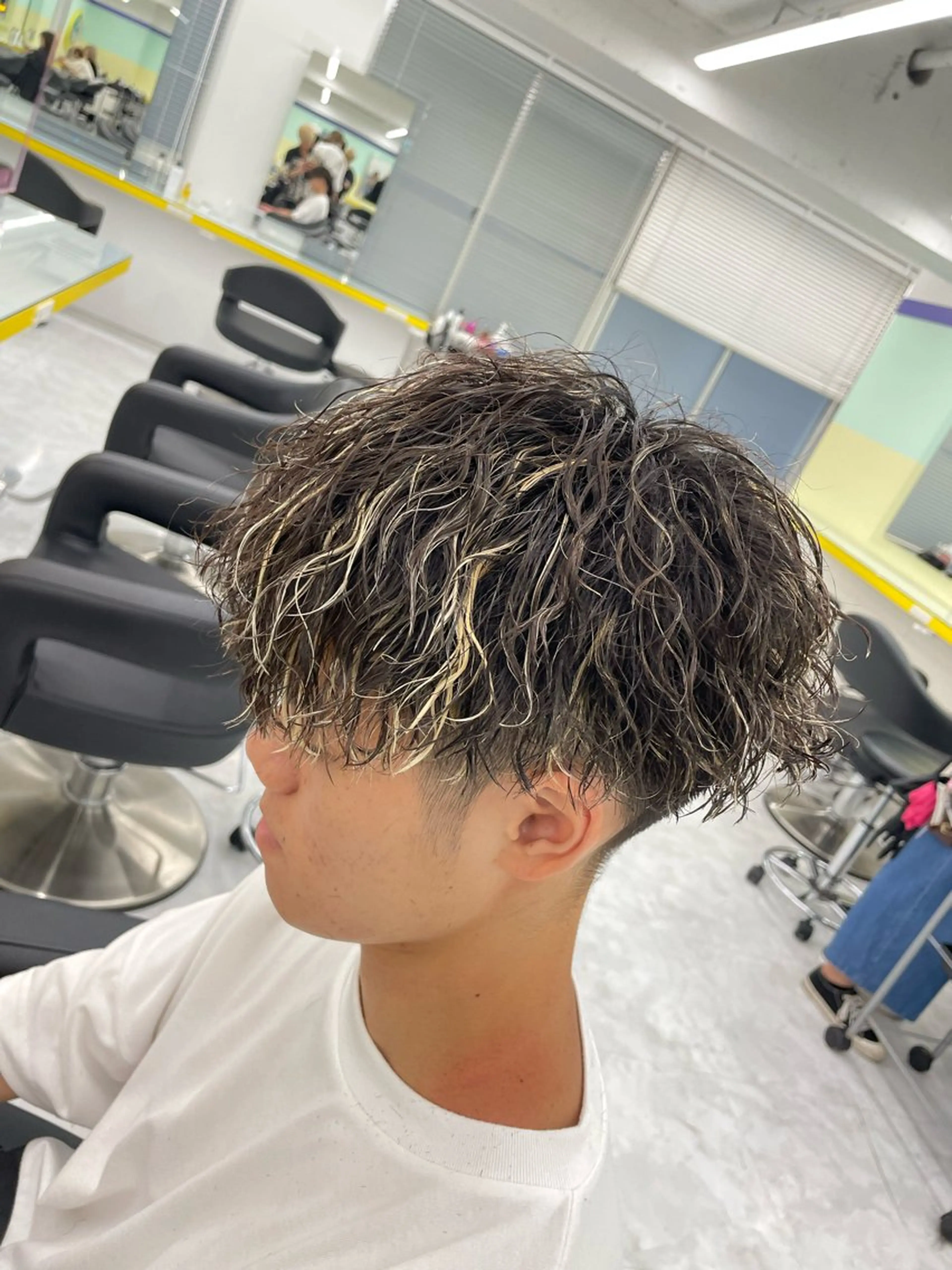 セミロング カラー パーマ ヘアアレンジ メンズ メンズパーマ セミロングパーマ カット ヘアカラー パーマ ヘッドスパ ヘアセット 顔まわりカット の達人のヘアスタイル