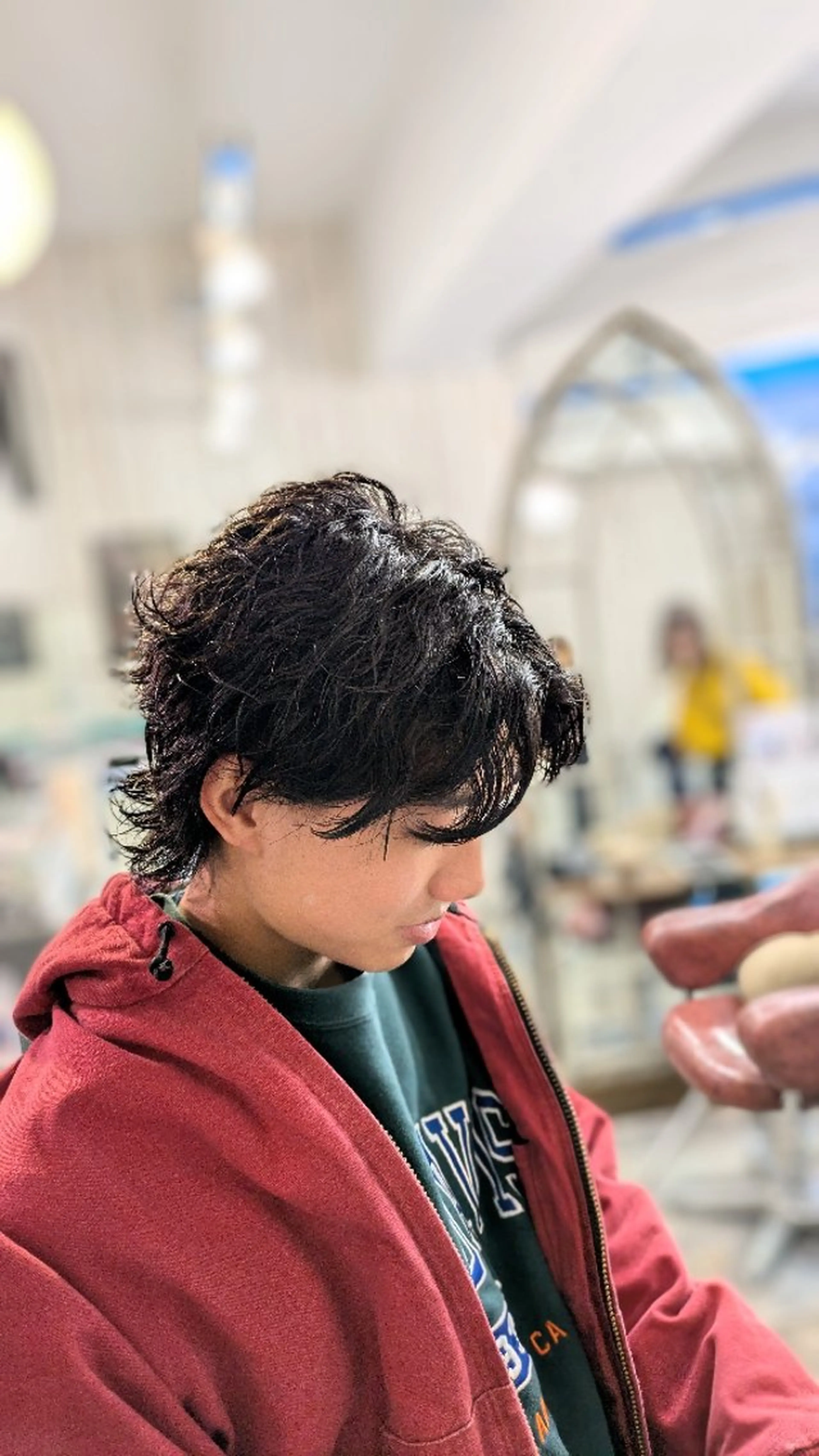 ミディアム パーマ メンズ ミディアムパーマ アップバング センターパート フェードカット メンズ韓国風 メンズパーマ/顔周り レイヤー店長えのもとのヘアスタイル