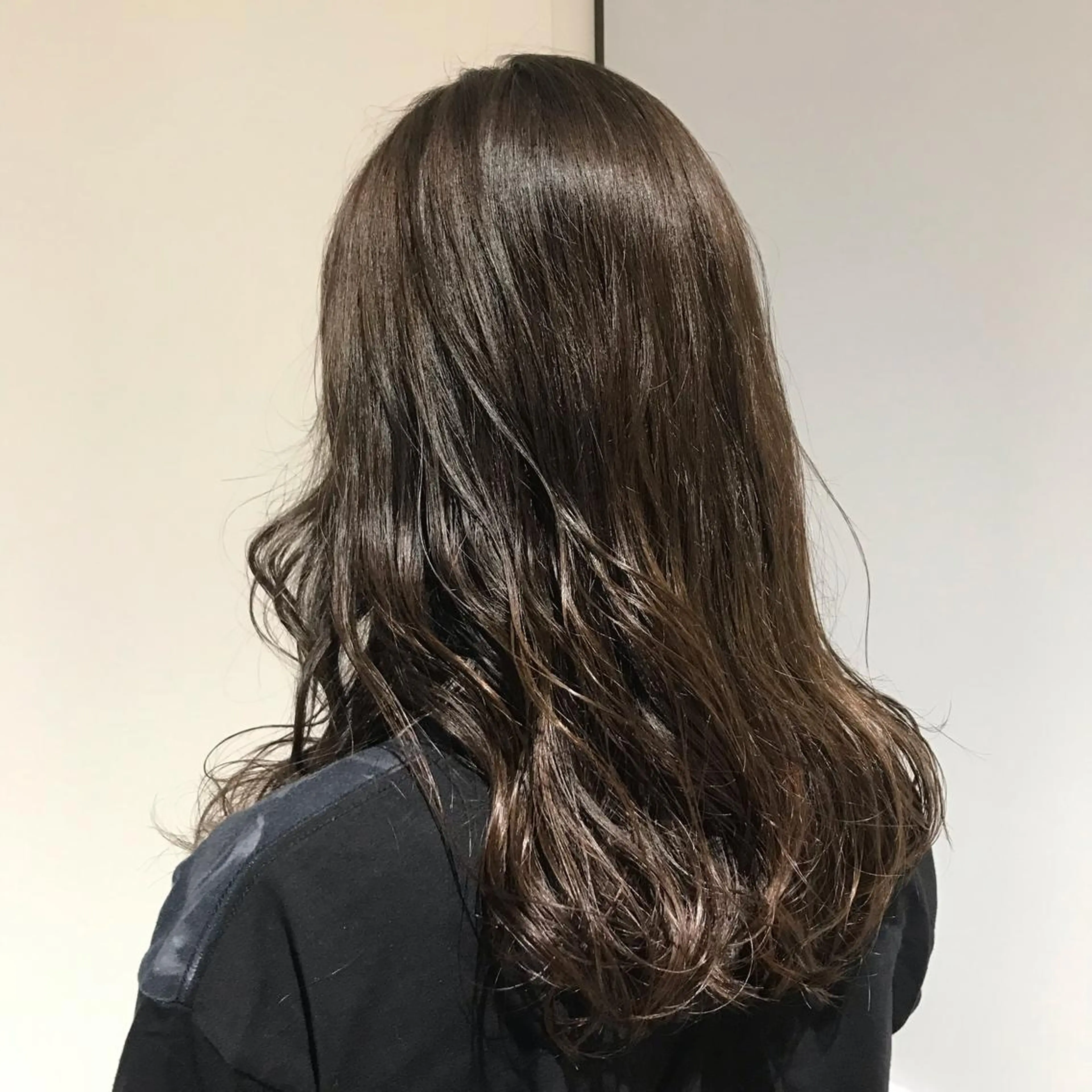 ロング カラー ベージュカラー オリーブベージュ 神奈川大学最寄り白楽 三本松巧のヘアスタイル