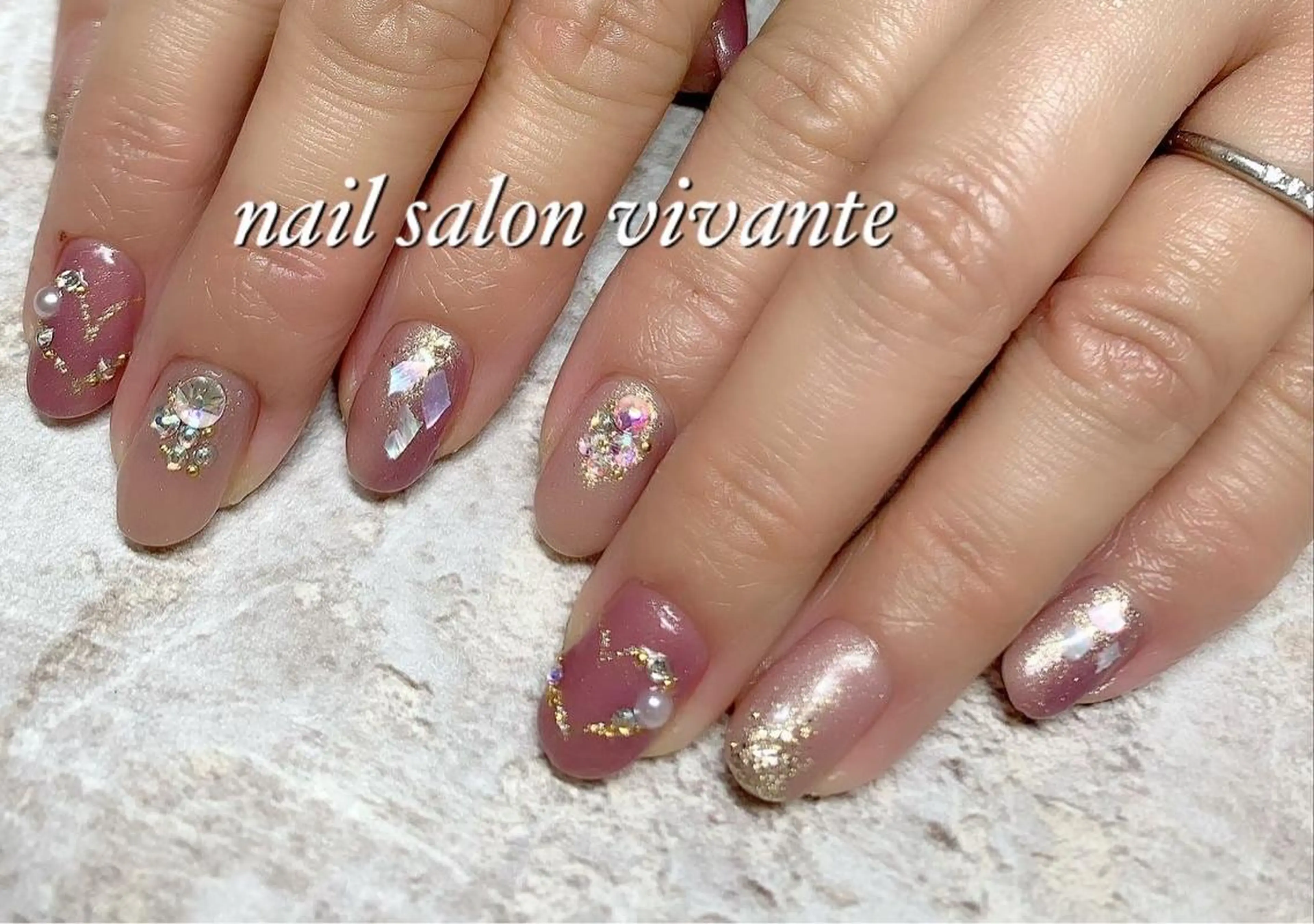 ネイル ゴールド ハート キラキラネイル 持ち込み バレンタイン nail salon vivante所属・nail salon vivanteのネイルデザイン