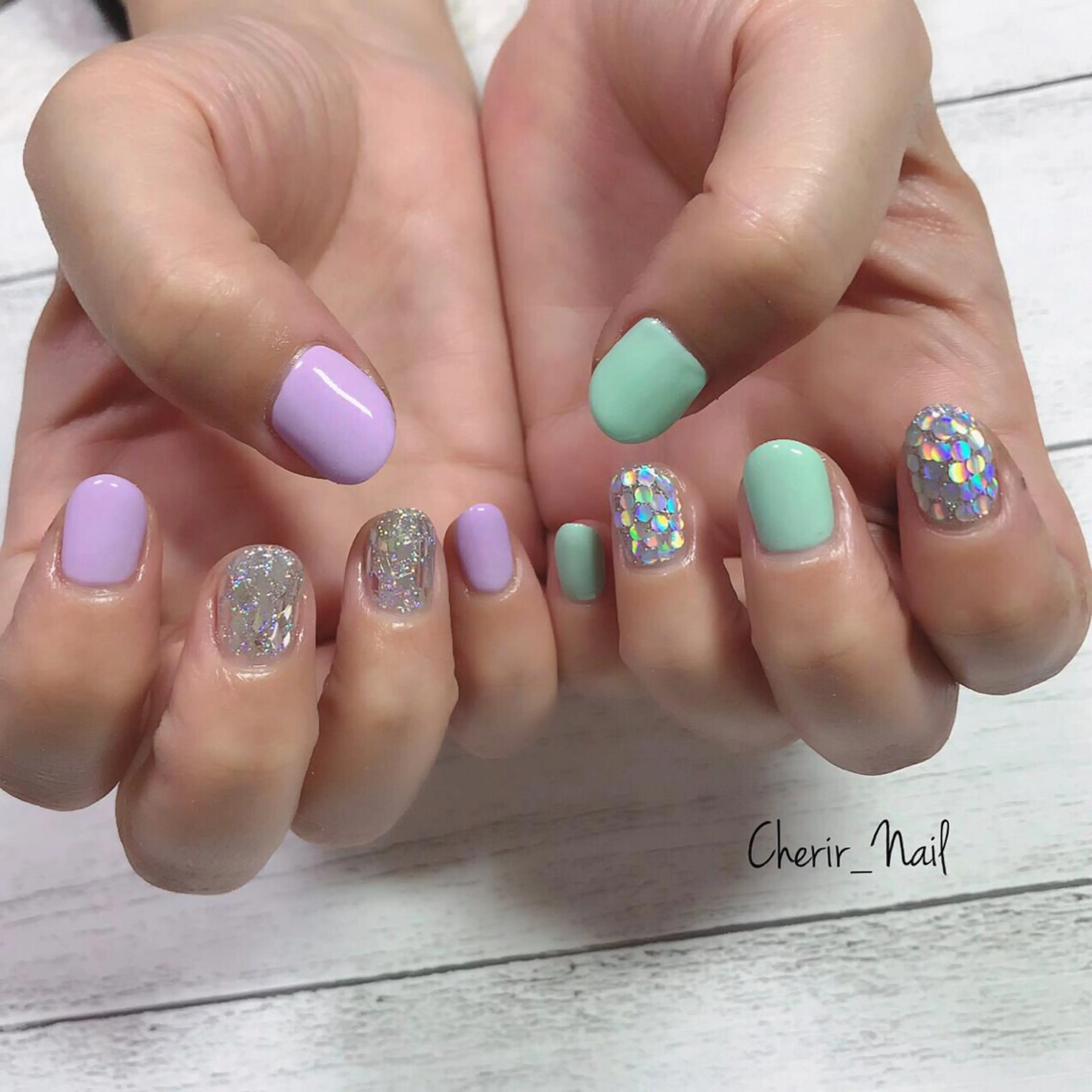 ネイル オーロラネイル グリーン キラキラネイル ワンカラーネイル パステルネイル Cherirnail kaoriのネイルデザイン