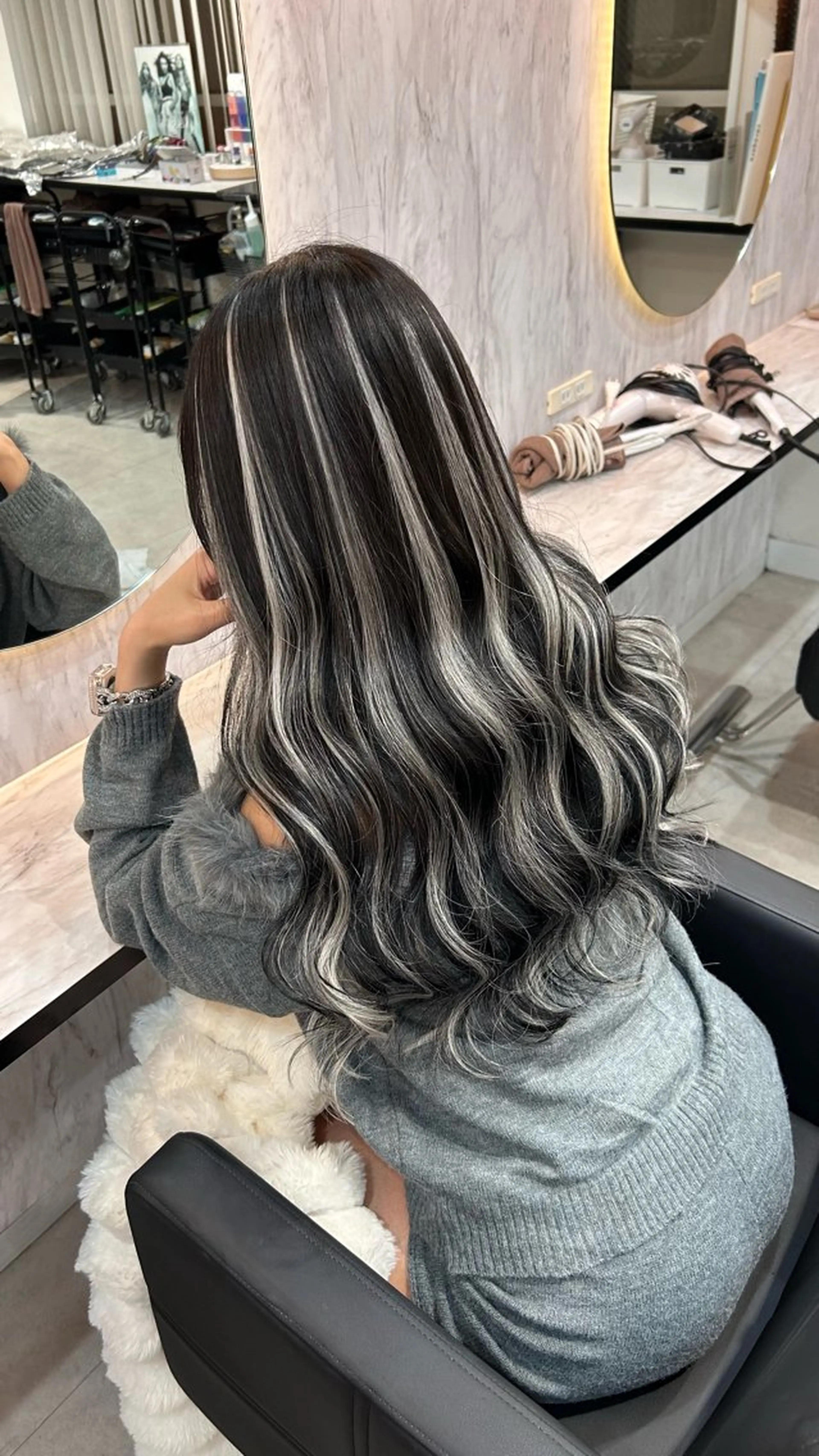 ロング エクステ ハイライト ロング 小川 友花のヘアスタイル