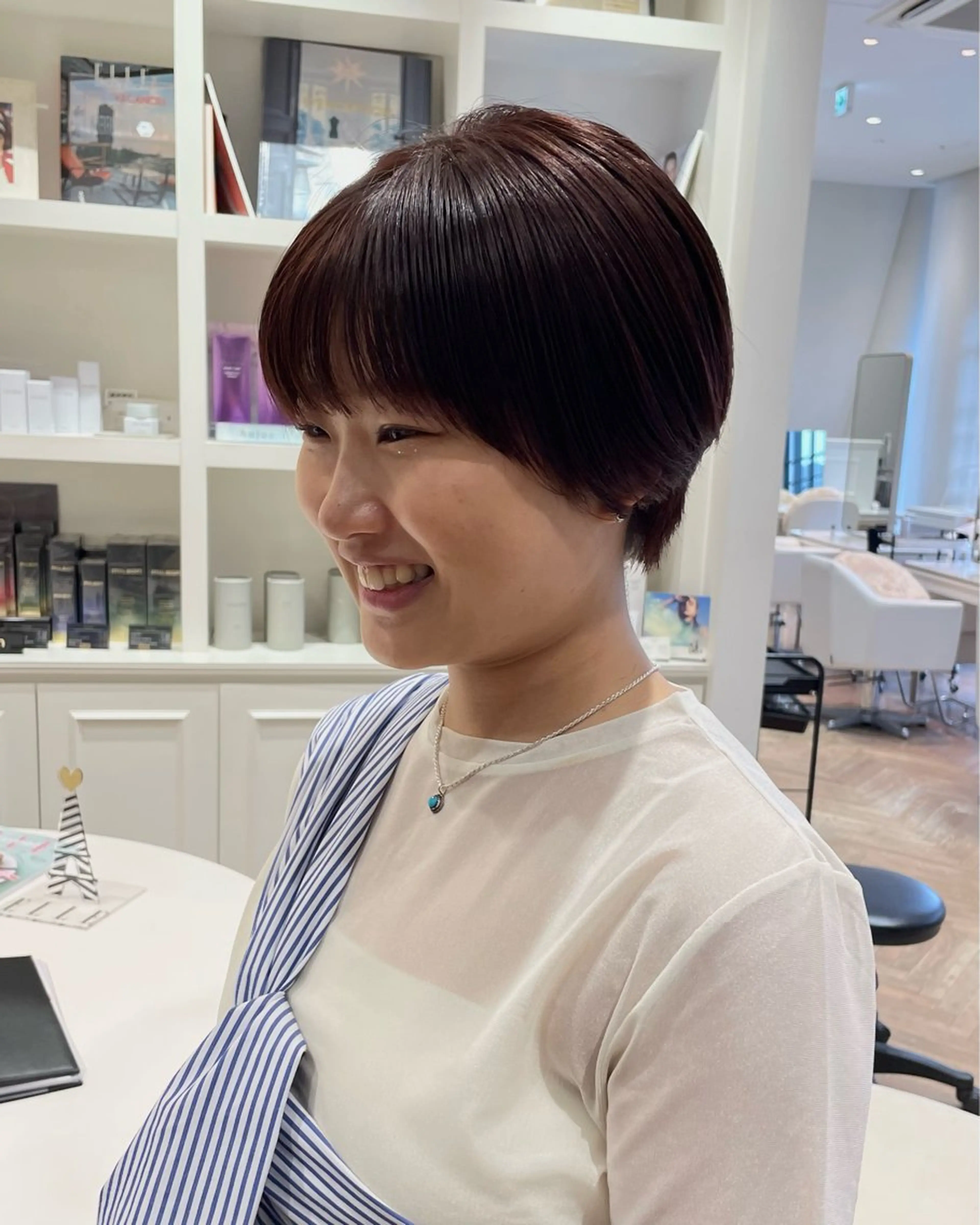 ショート カット ヘアカラー ELLE salon サエのヘアスタイル
