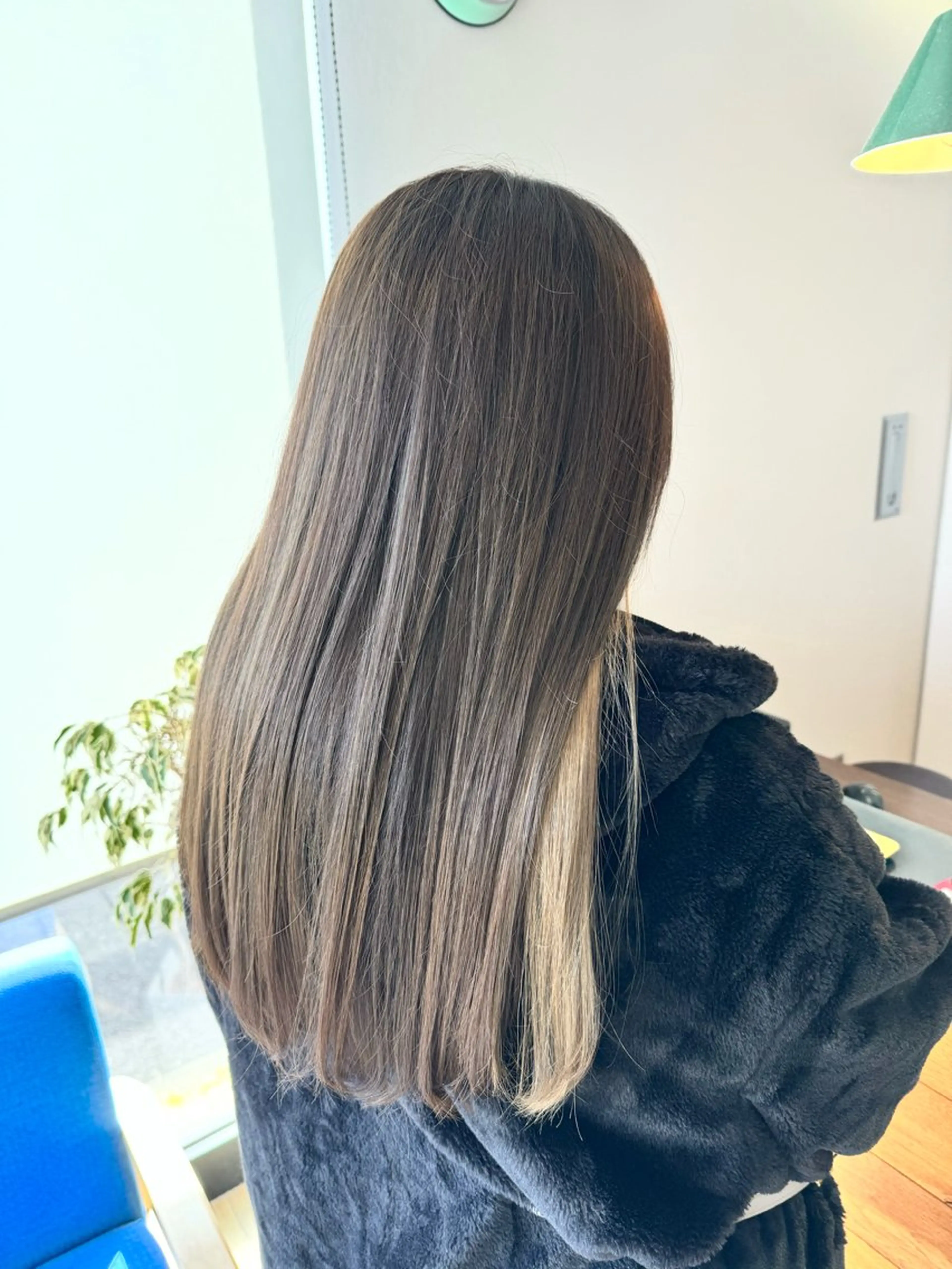 ロング カラー アッシュ ベージュカラー ホワイトベージュ ヘアカラー トリートメント ツキダテ ユイのヘアスタイル