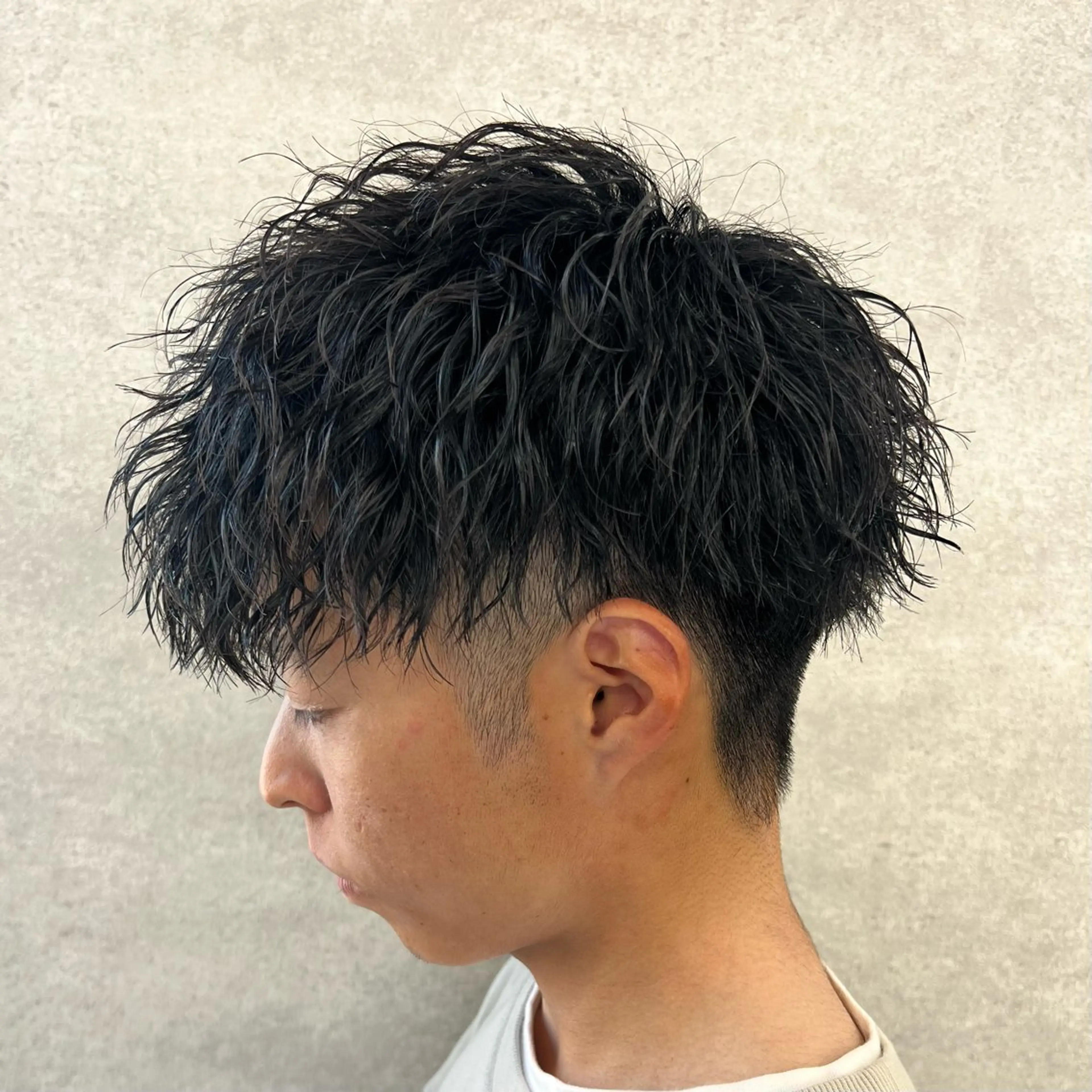 ショート カラー パーマ ヘアアレンジ メンズ センターパート メンズハイライト メンズメッシュ マッシュ メンズパーマ 仕上がり満足度No. 1🔥BLUCK🔥のヘアスタイル