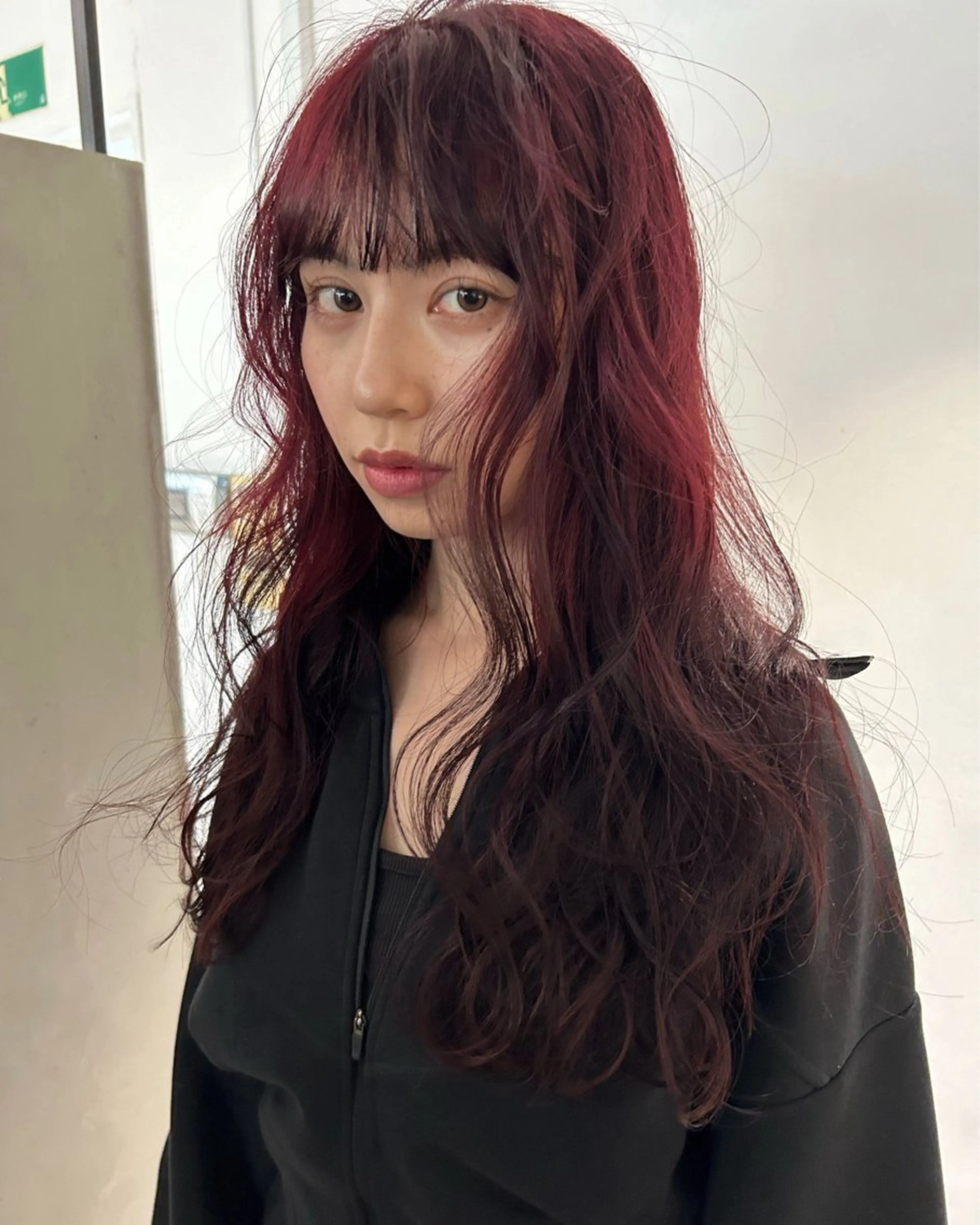 ロング カラー ボルドーカラー ダブルカラー カット ヘアカラー トリートメント Loom.所属・村上雅人 ナチュラルモードのヘアスタイル