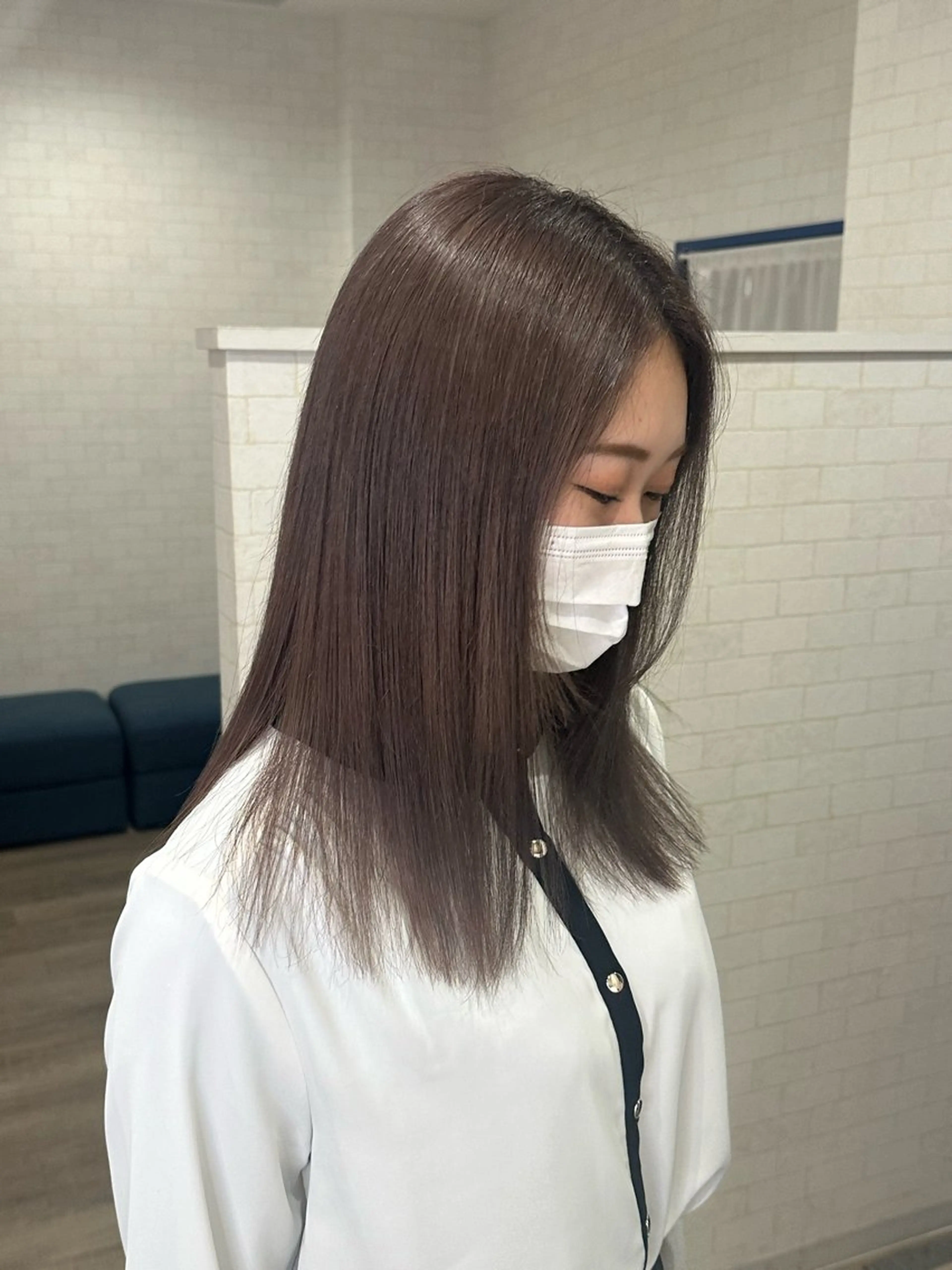 セミロング カラー ブリーチ 透明感カラー グレージュ CHEMIR所属・安田 萌菜のヘアスタイル