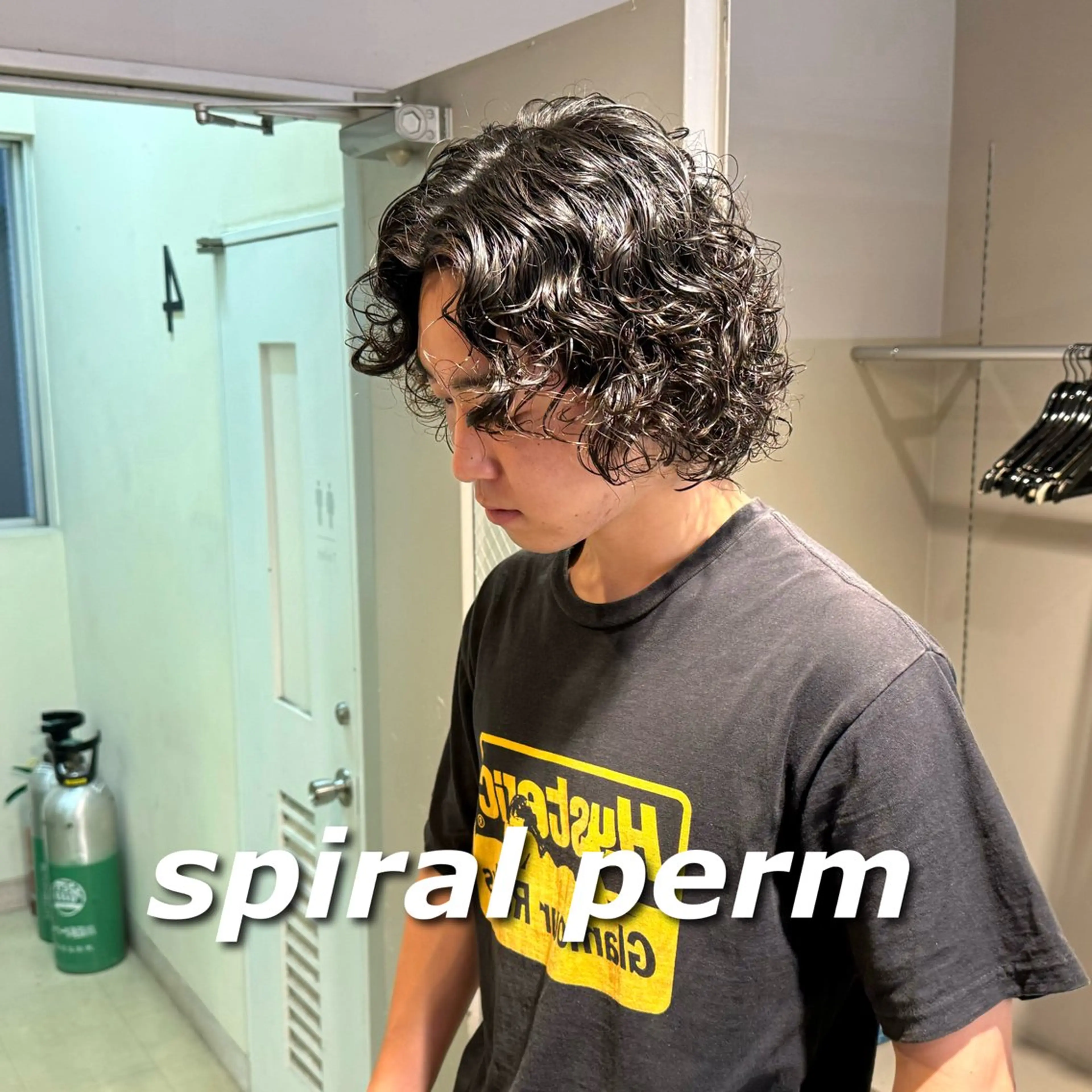 ミディアム パーマ ヘアアレンジ メンズ ミディアムパーマ メンズパーマ スパイラルパーマ カット パーマ トリートメント ヘッドスパ ヘアセット 顔まわりカット の達人のヘアスタイル