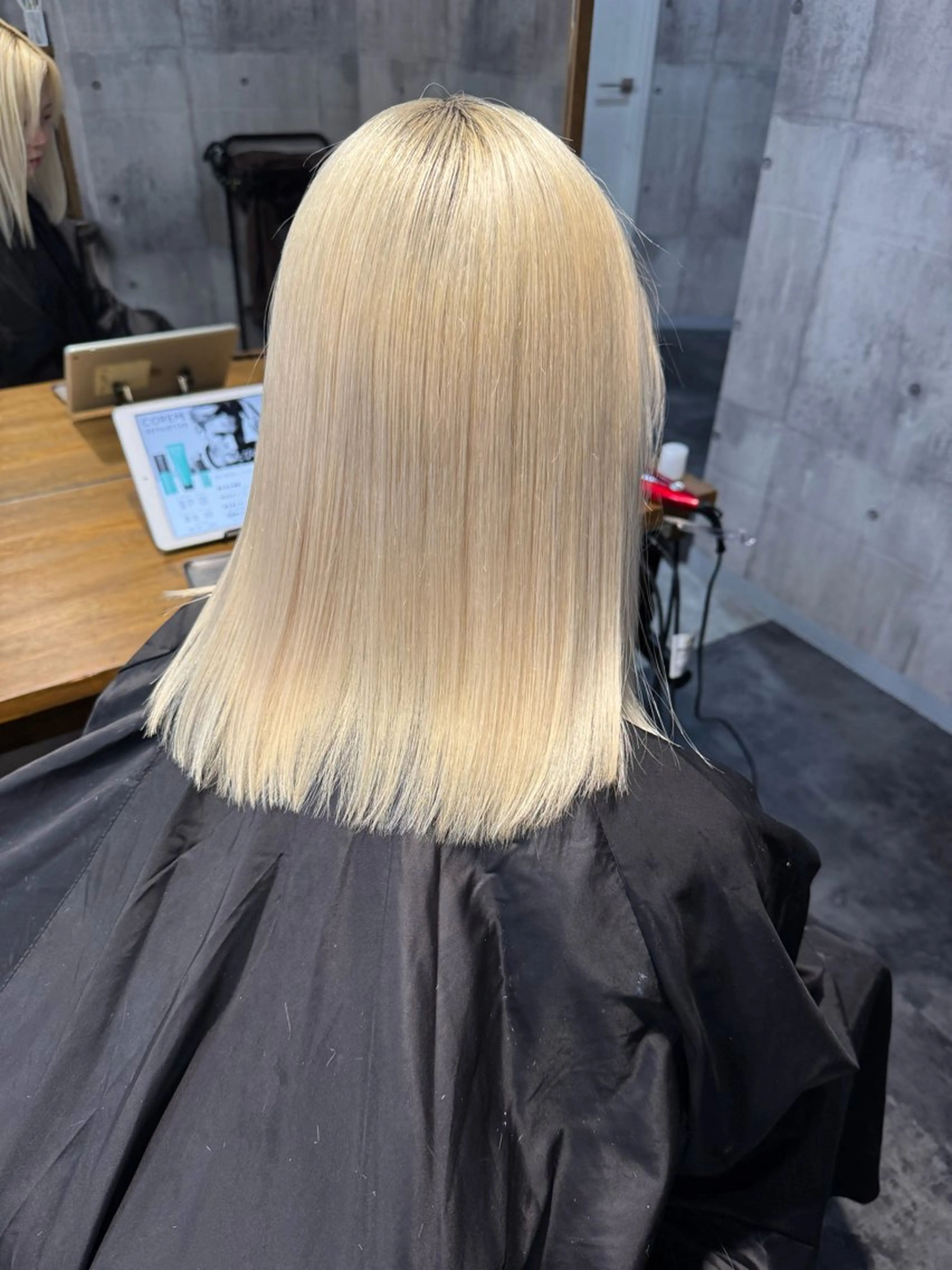 ミディアム カット ヘアカラー Maison所属・Maison ハイトーン髪質改善のヘアスタイル