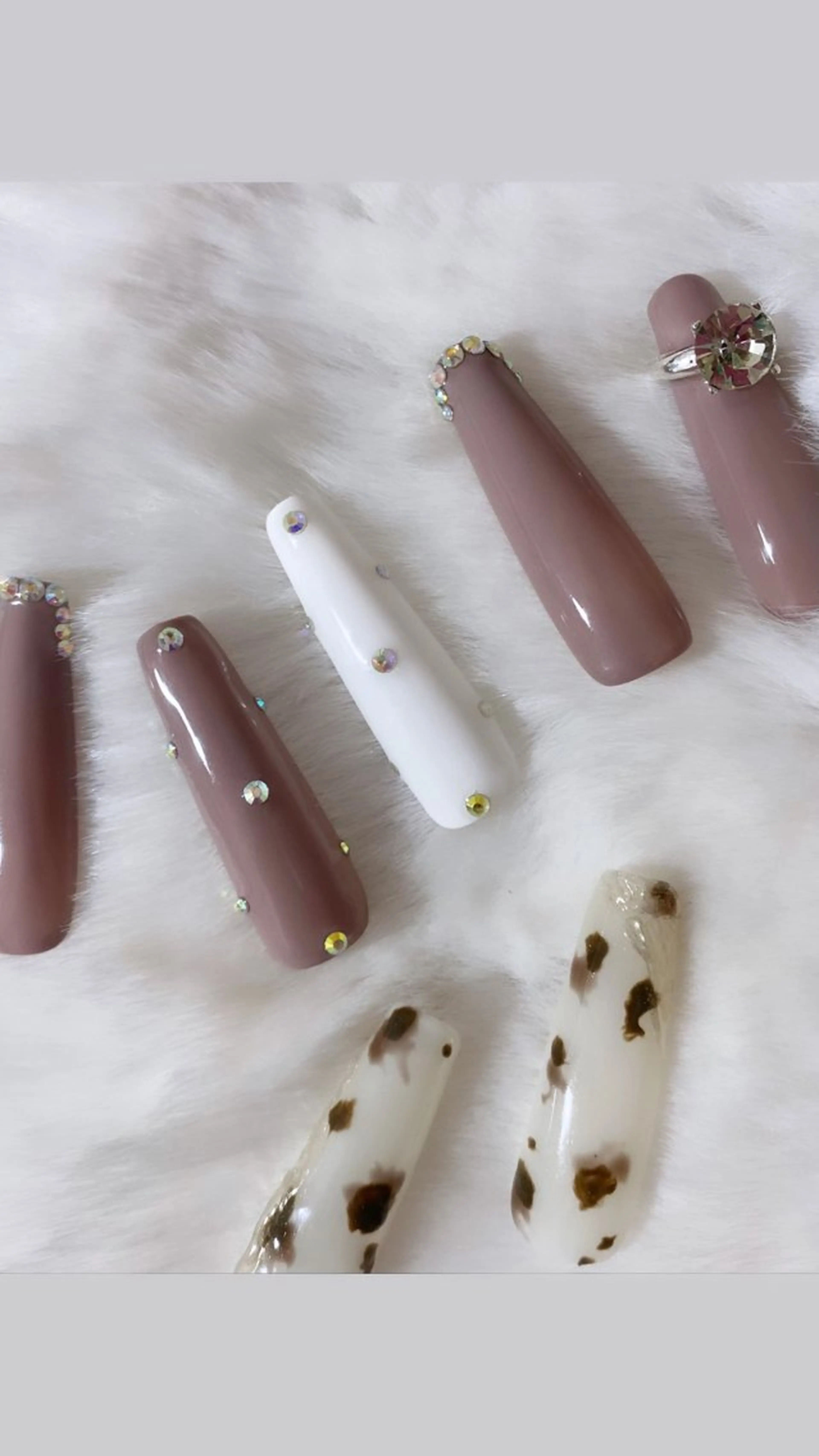 ネイル アニマル柄 ロングネイル ストーンネイル GRG NAILのネイルデザイン