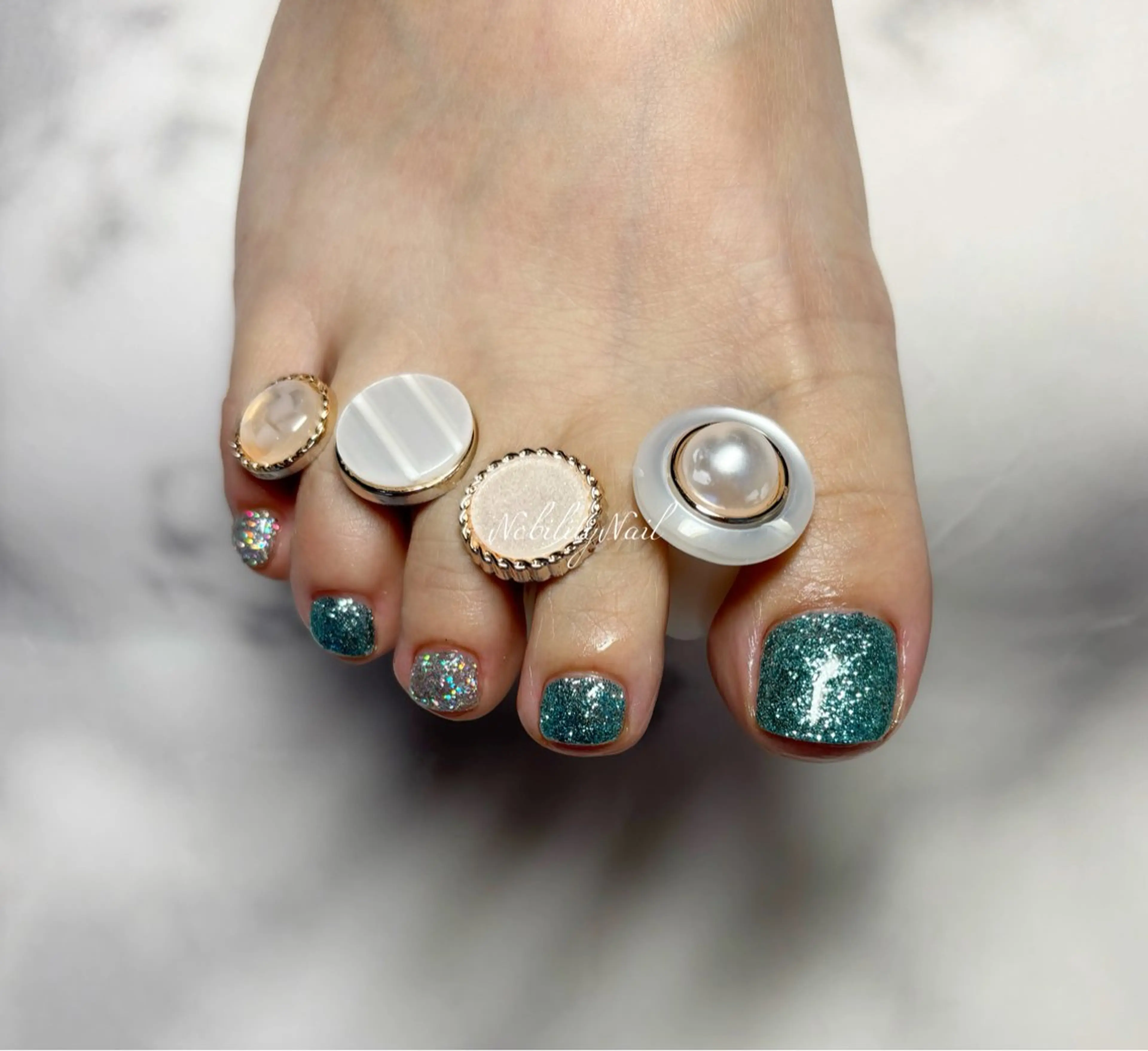 ネイル フットネイル ジェルネイル ラメ(グリッター) フットネイル ネイルサロンNobilityNail所属・風口 麻由子のネイルデザイン