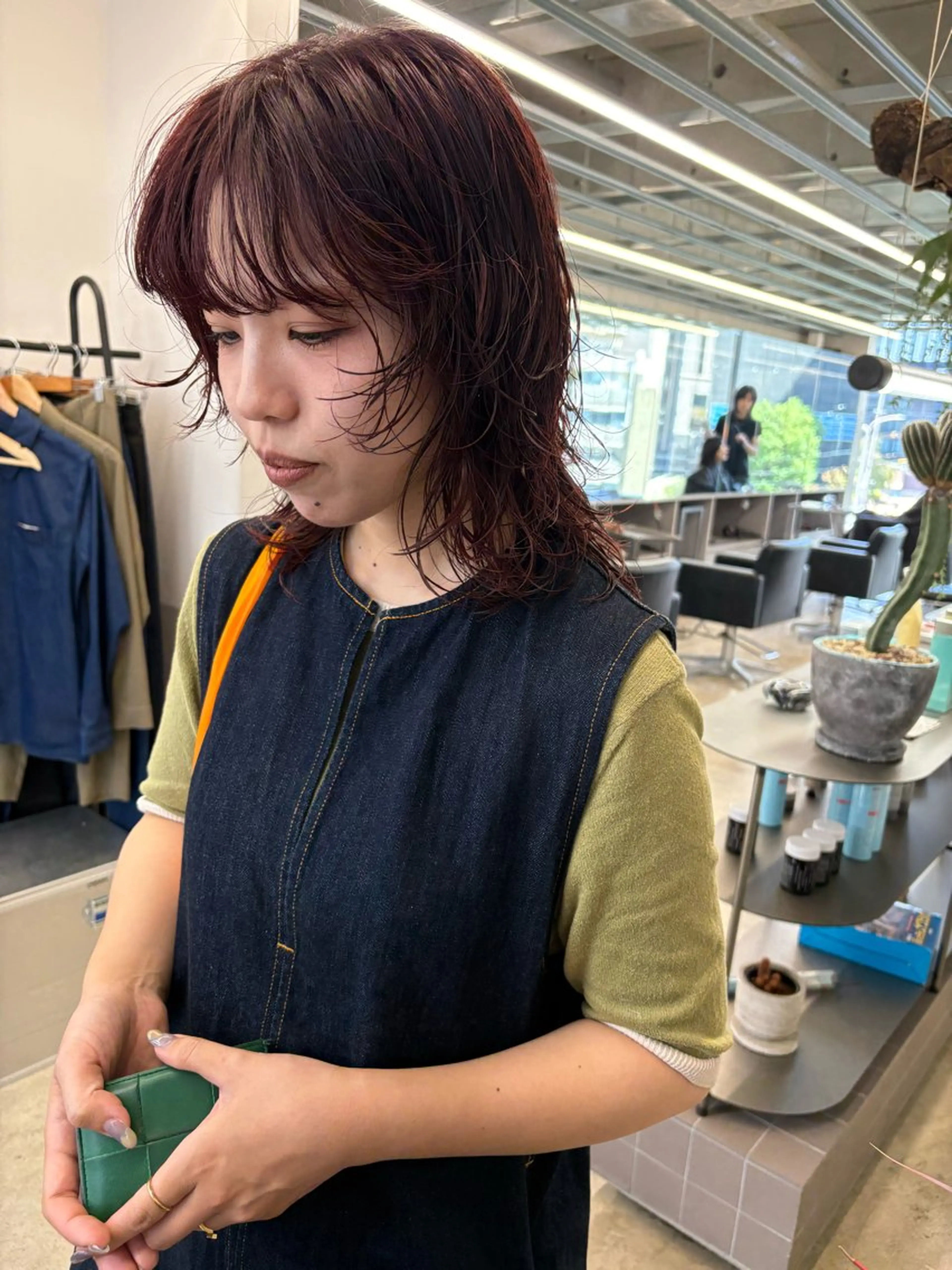 ミディアム カラー レッドカラー レイヤーカット カット ヘアカラー トリートメント 似合わせカット レイヤーボブウルフのヘアスタイル