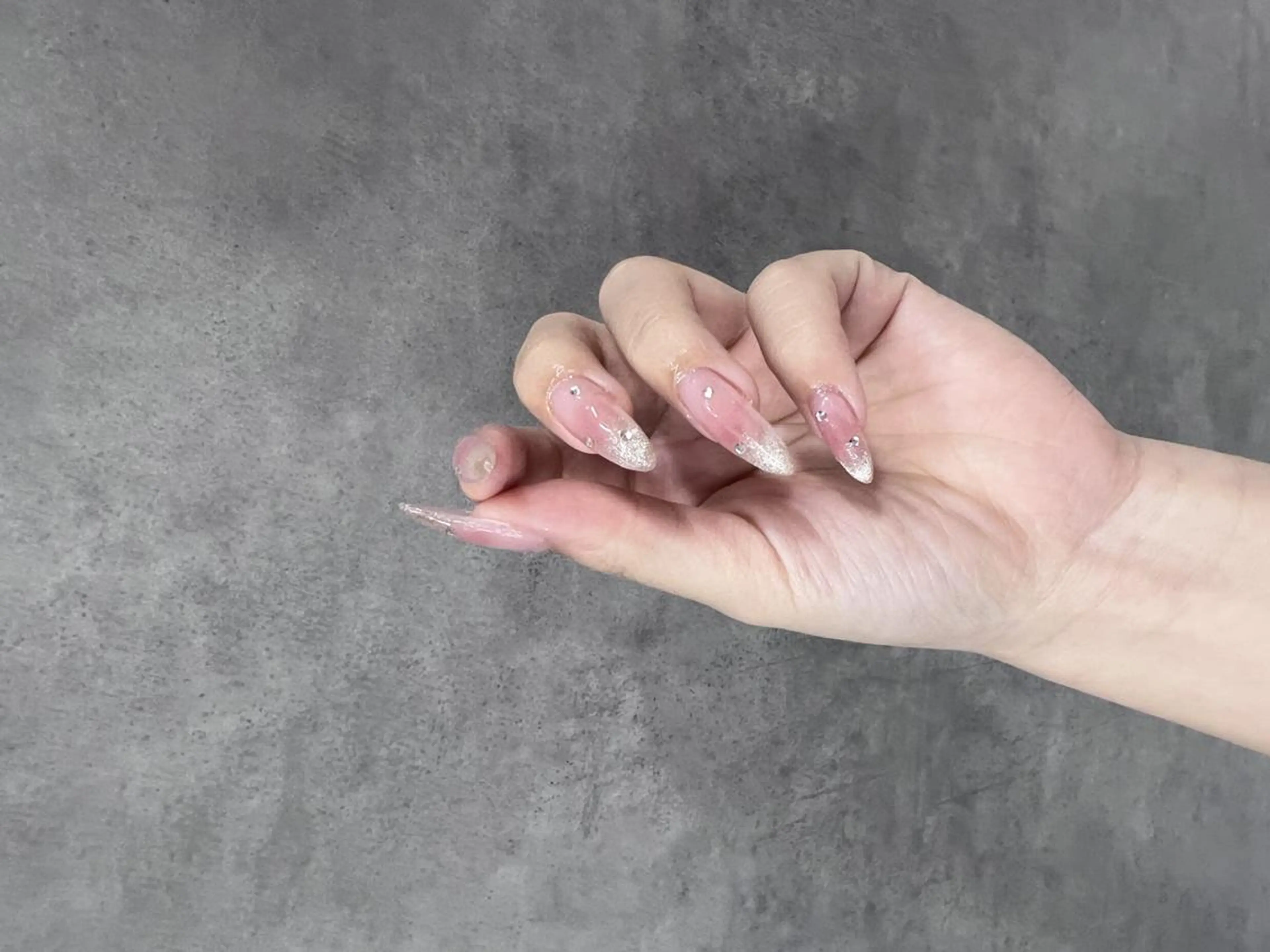 ネイル チークネイル キラキラネイル ハンドネイル E nail ネイリストのネイルデザイン