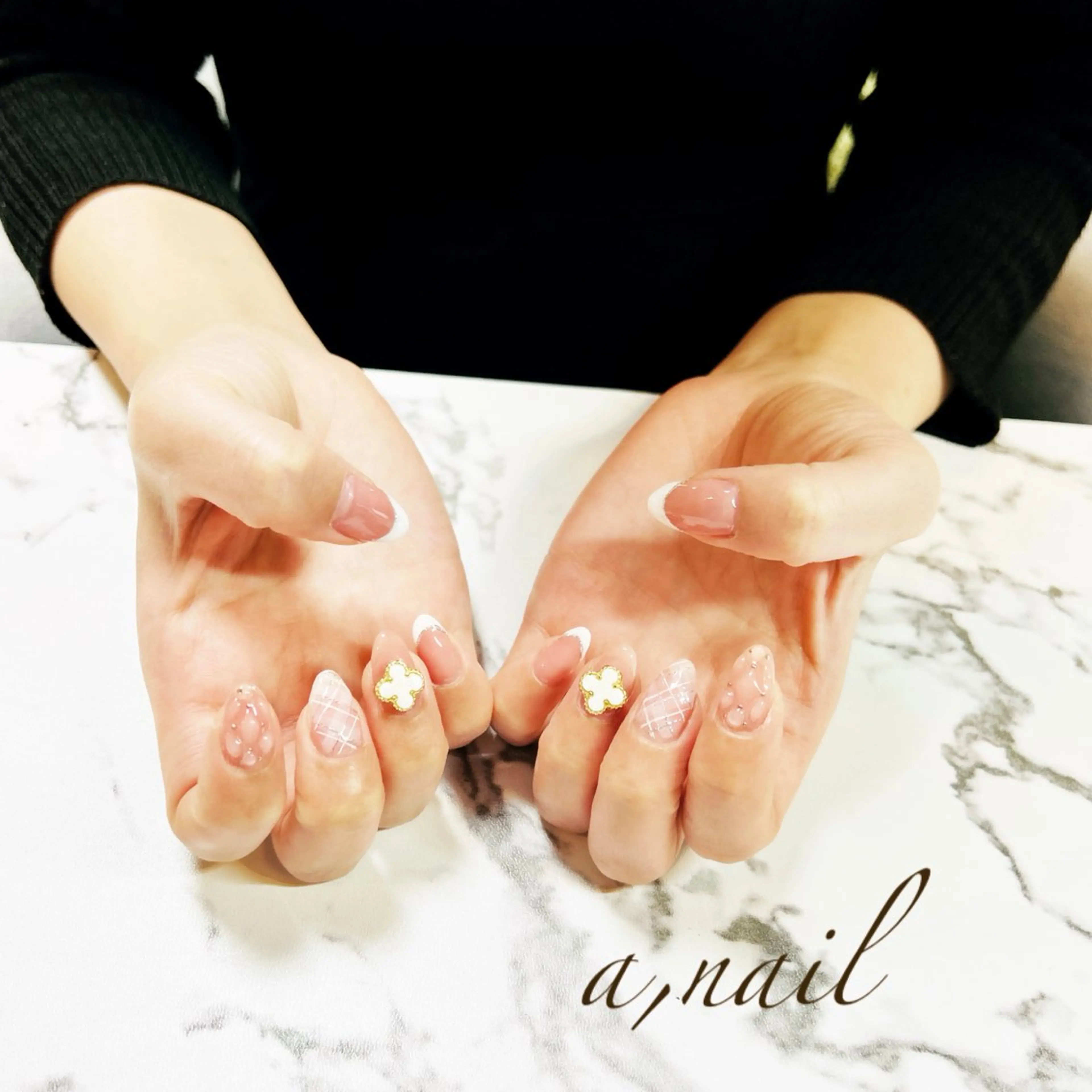 ネイル フレンチネイル キラキラネイル リボン シンプルネイル ハンドネイル ネイルサロン エーネイルのネイルデザイン