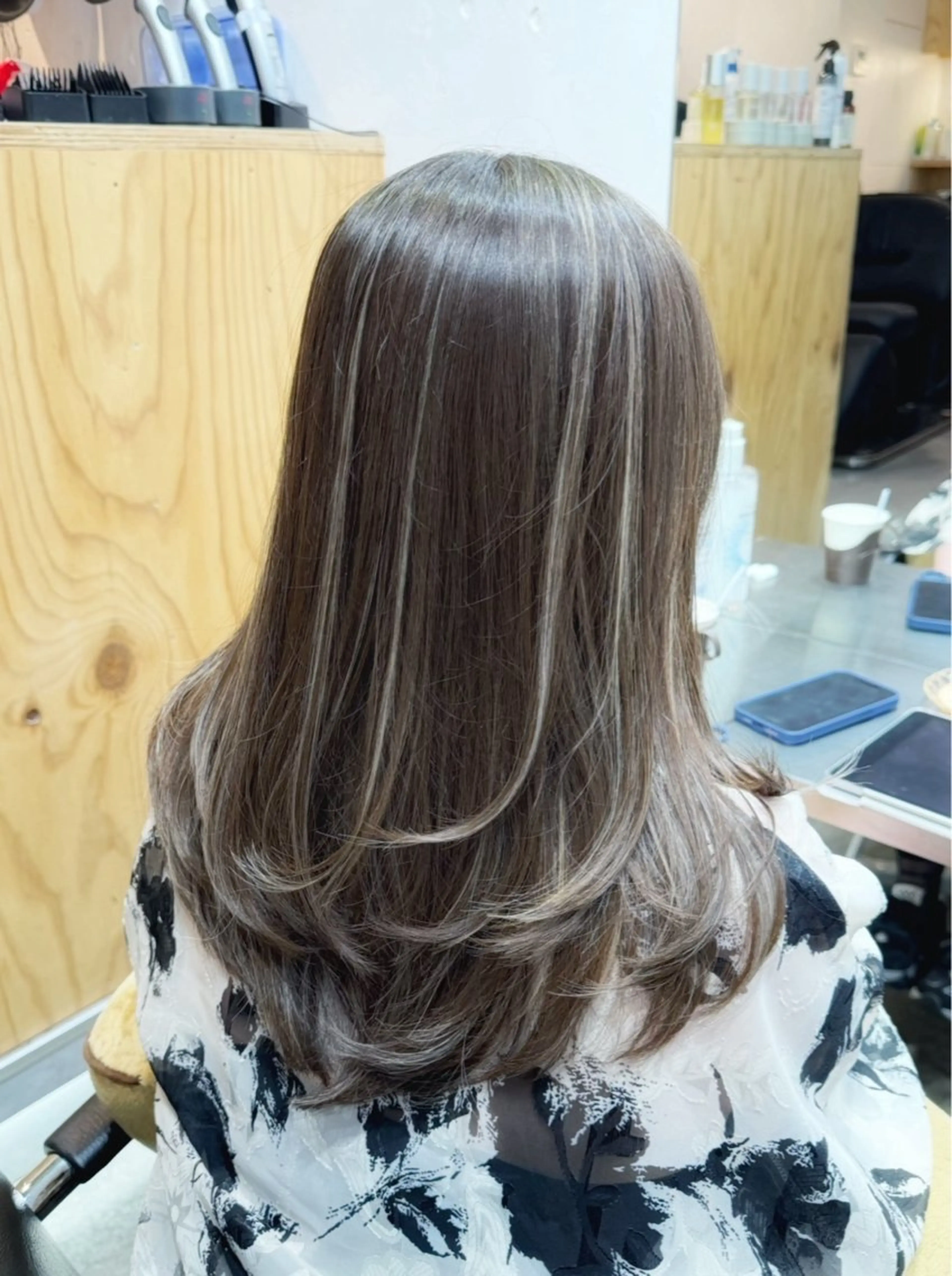 セミロング カラー グレージュ ハイライトカラー ハイライト レイヤーカット SALOWIN新宿三丁目【サロウィン】所属・レイヤー🔶髪質改善 🔶透明感カラー青木のヘアスタイル