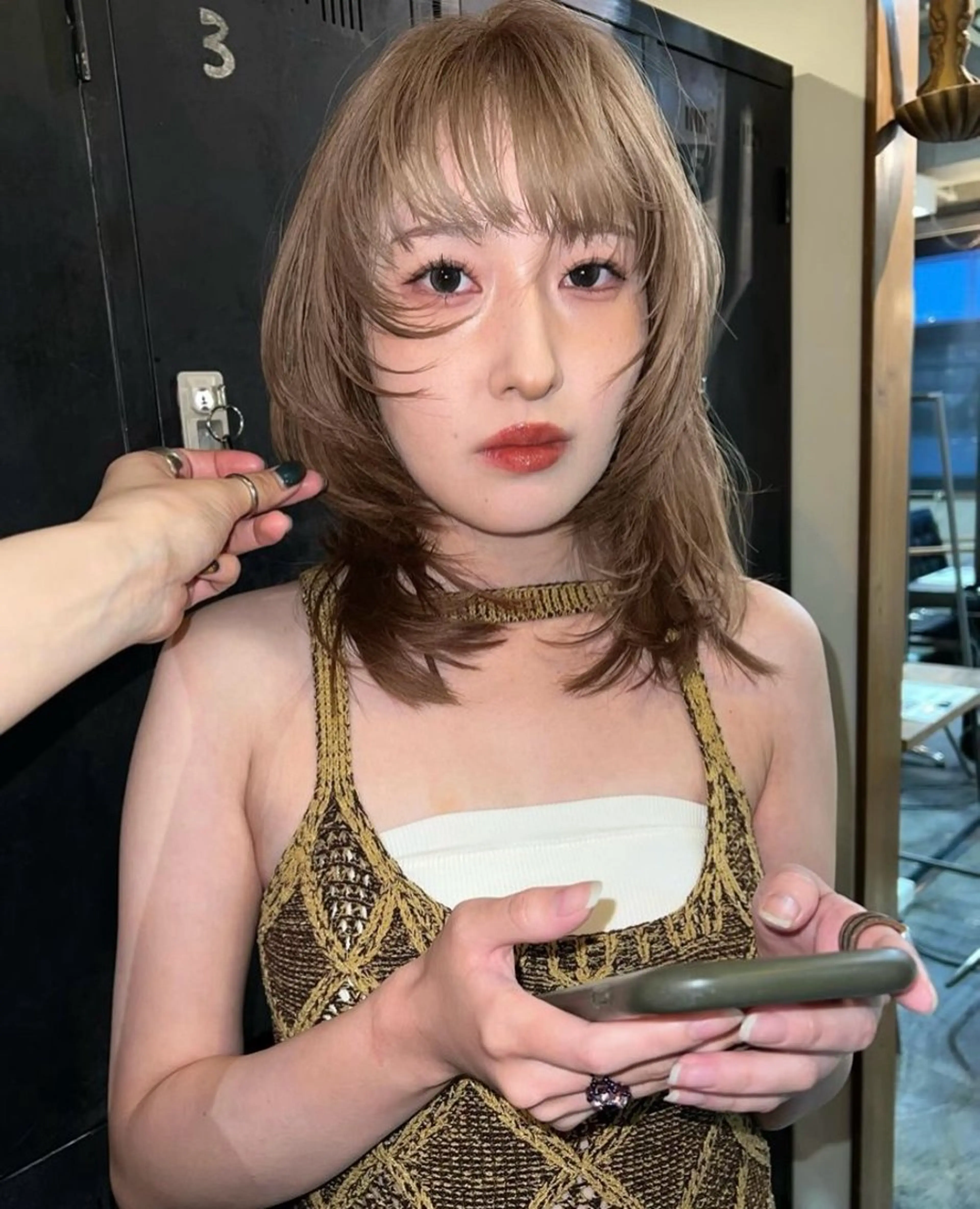 ミディアム ウルフカット 透明感/グレージュ/ レイヤー/ 青空のヘアスタイル