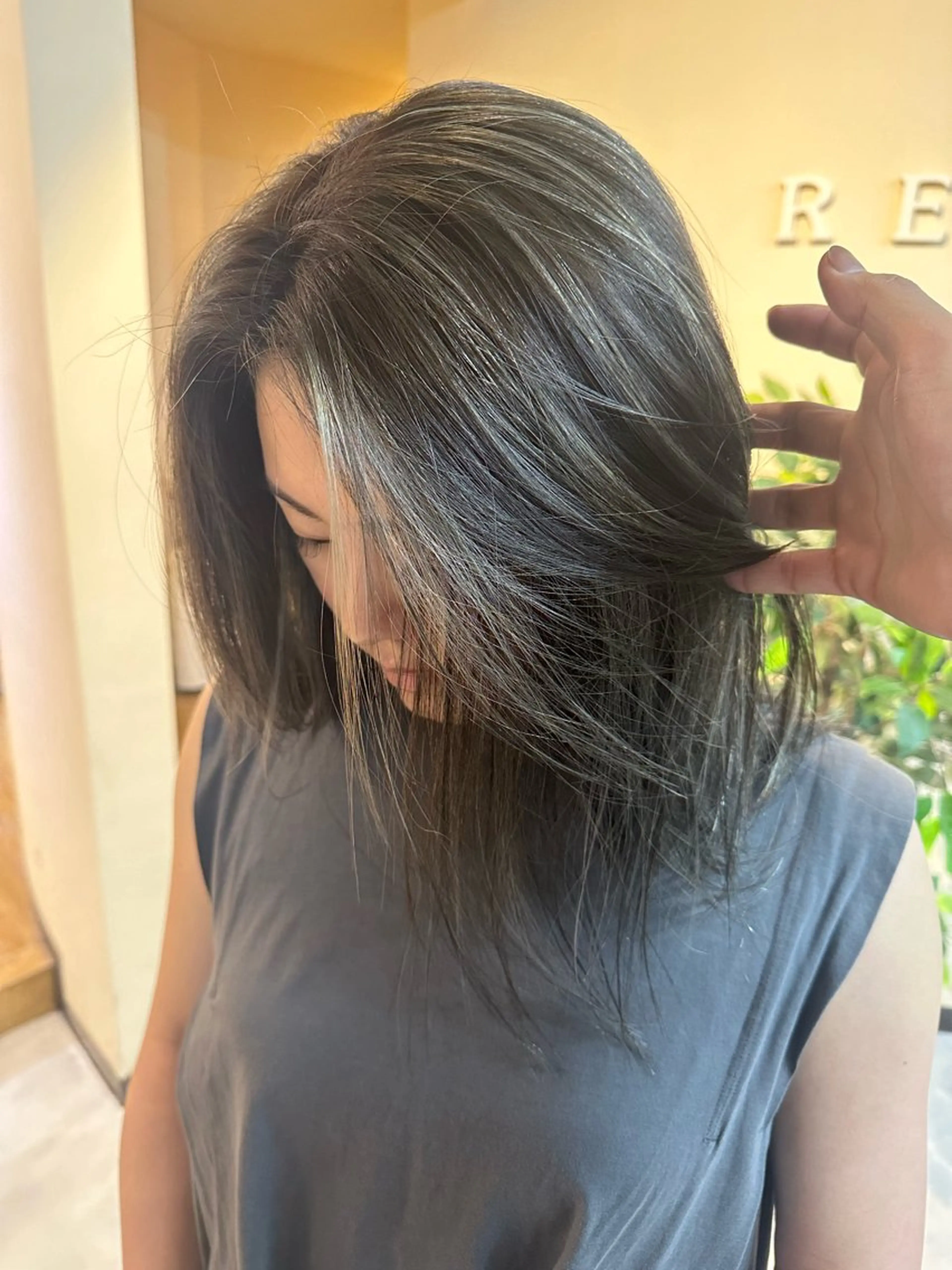 ミディアム カラー ハイライトカラー ハイライト かきあげバング カット ヘアカラー デザインカラー／ ハイトーン／竹井俊介のヘアスタイル